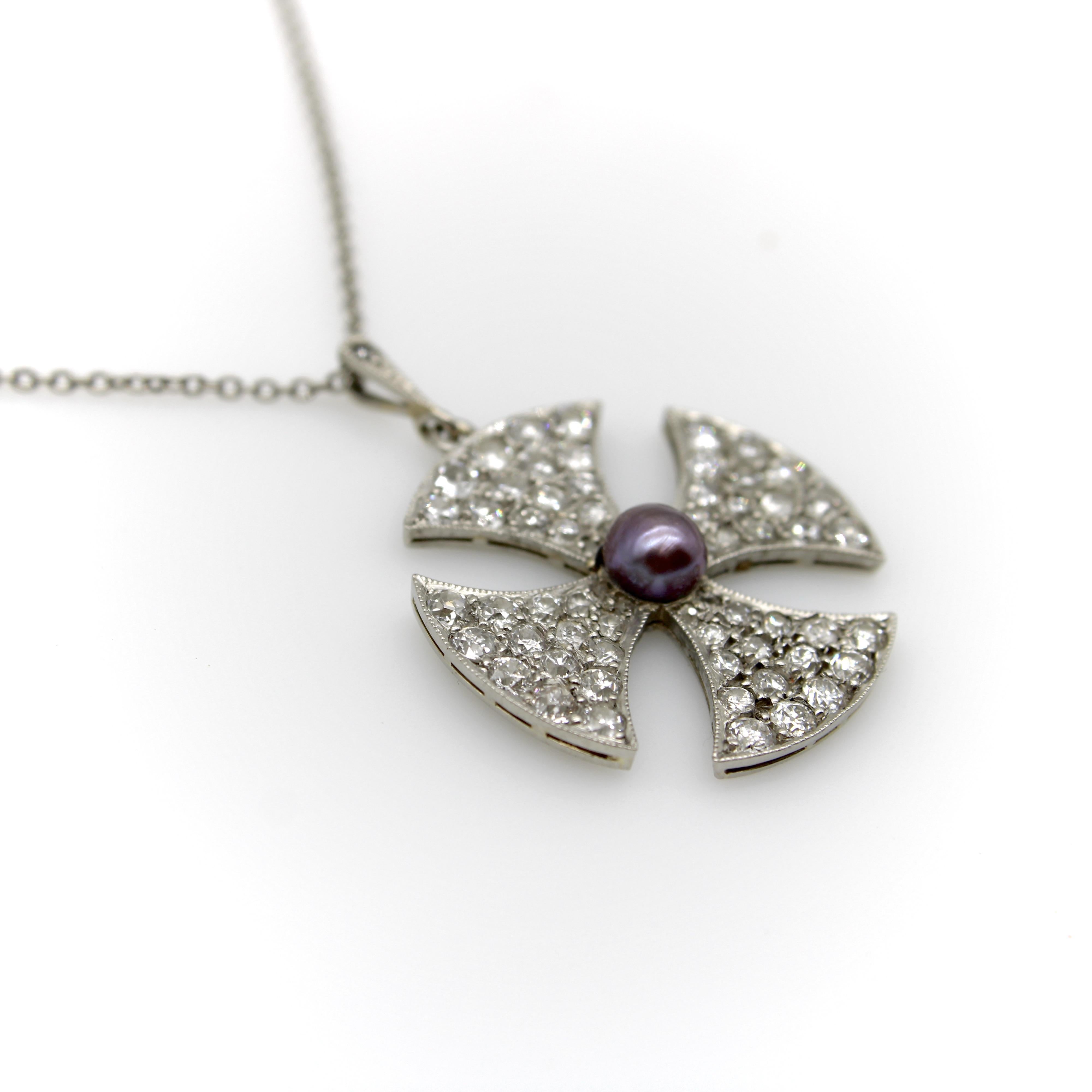 Croix de Malte édouardienne incrustée de diamants et d'un collier central en perles noires Unisexe en vente