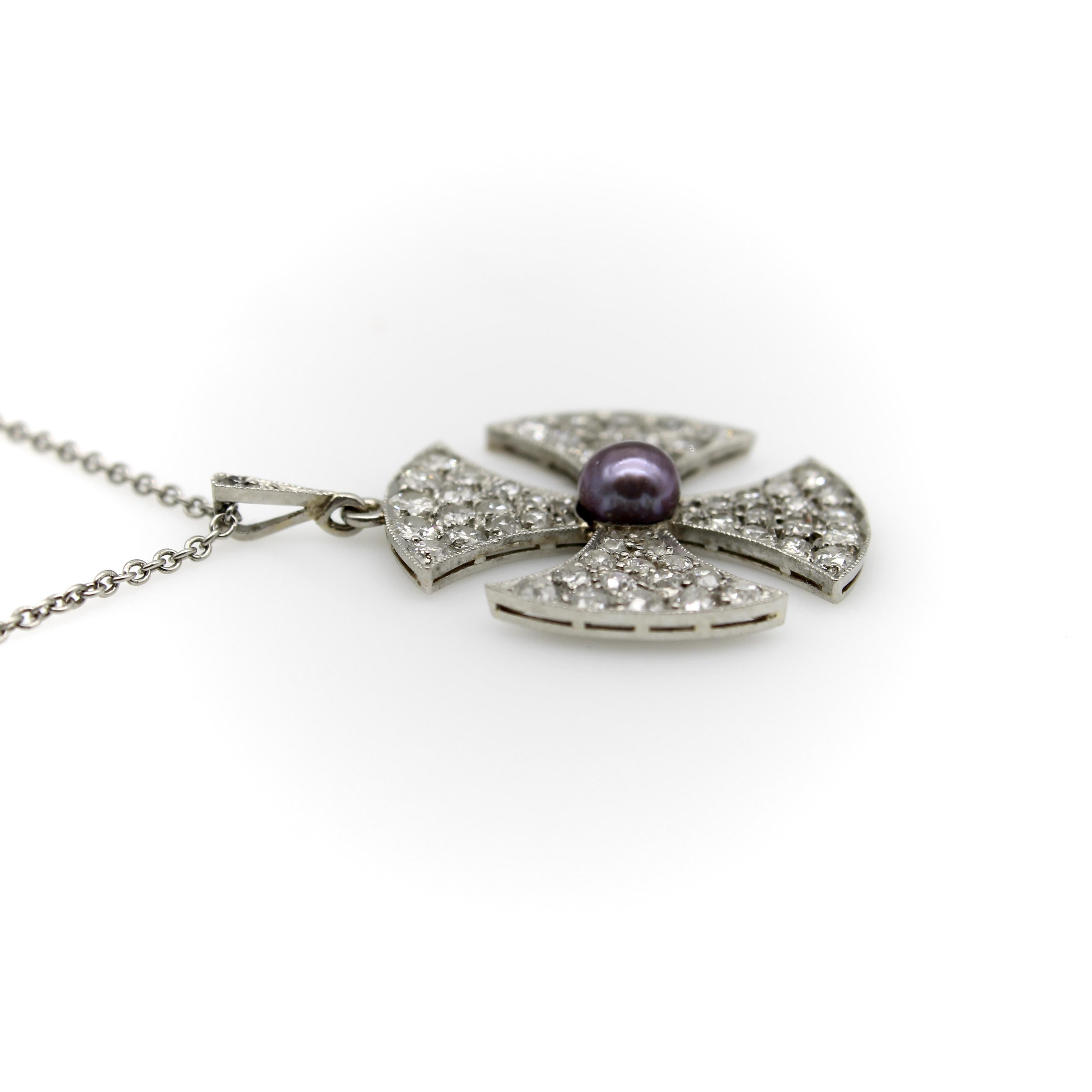 Croix de Malte édouardienne incrustée de diamants et d'un collier central en perles noires en vente 1