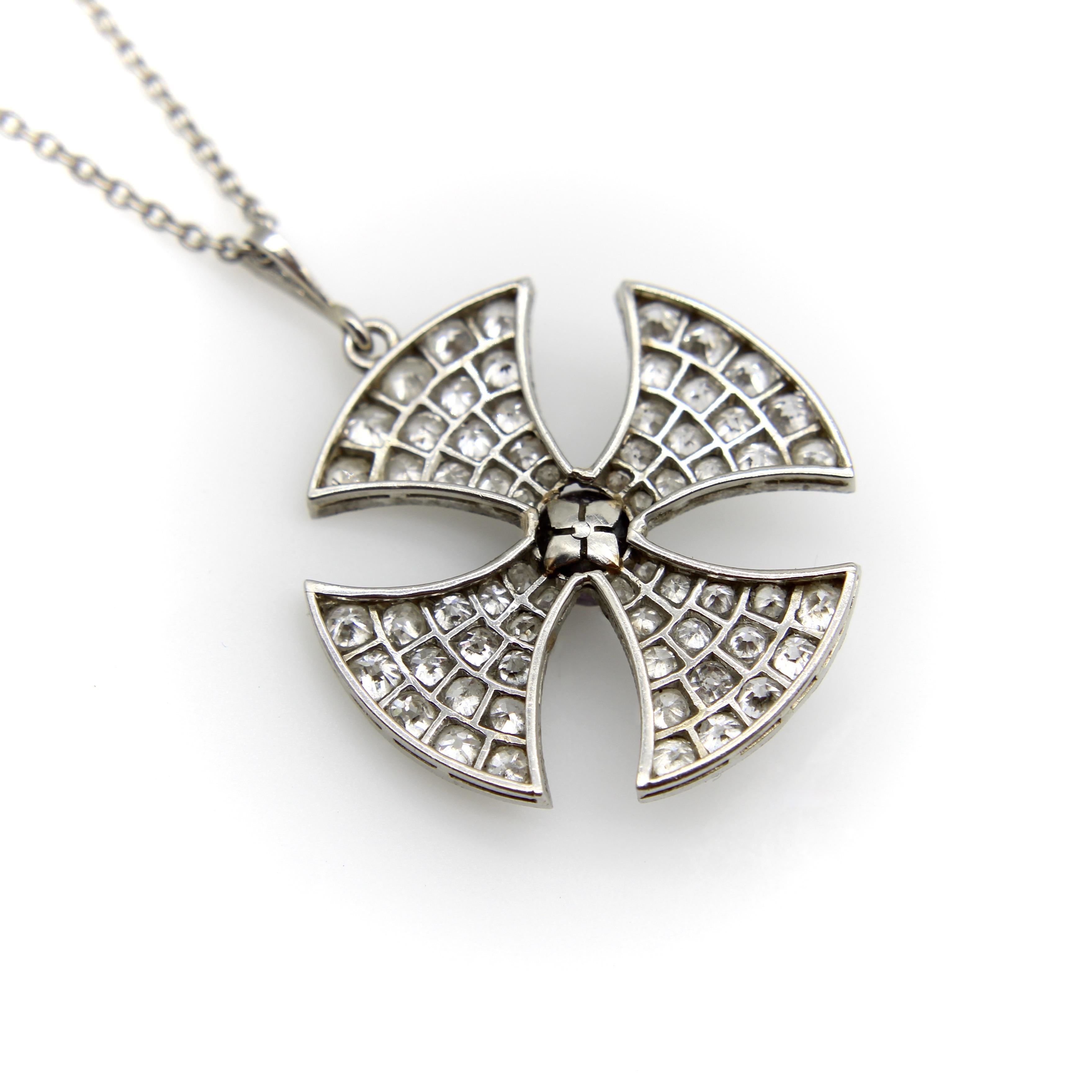Croix de Malte édouardienne incrustée de diamants et d'un collier central en perles noires en vente 2