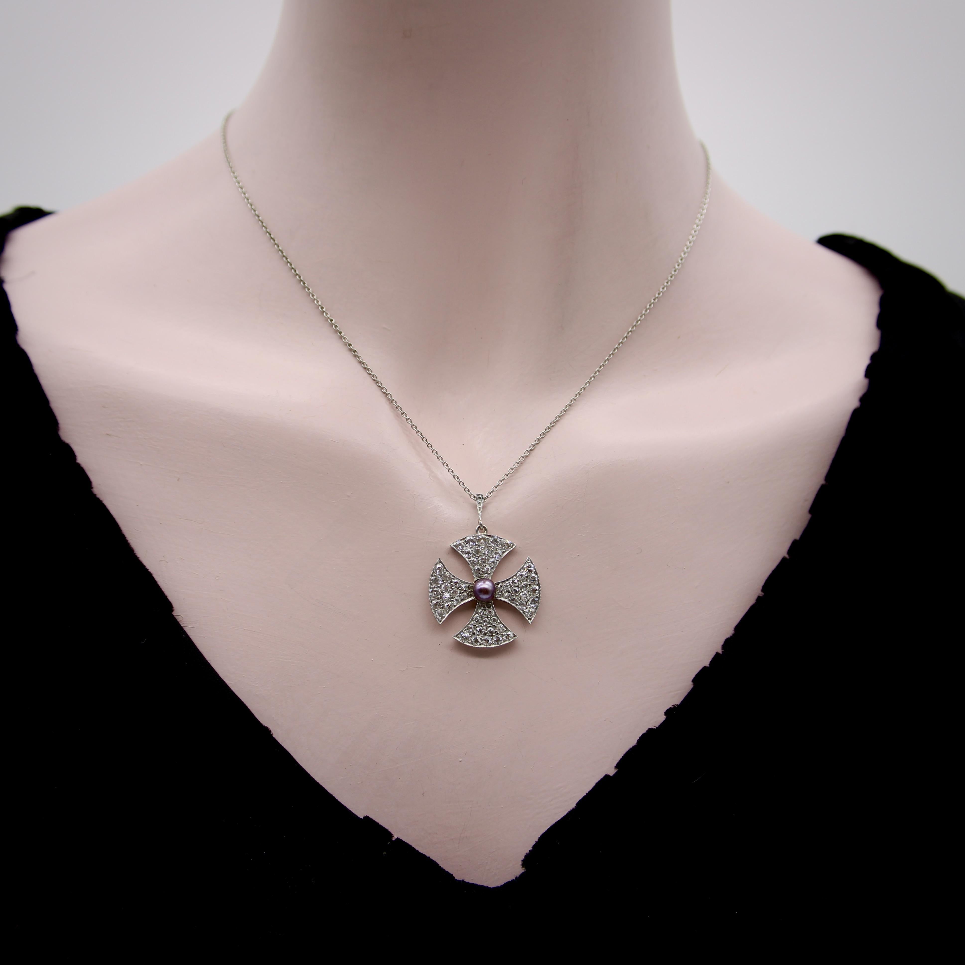 Croix de Malte édouardienne incrustée de diamants et d'un collier central en perles noires en vente 3