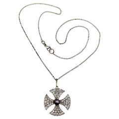Platin Edwardianisches Malteserkreuz Diamant in Platin verziert mit zentralem schwarzem Perlenhalsausschnitt