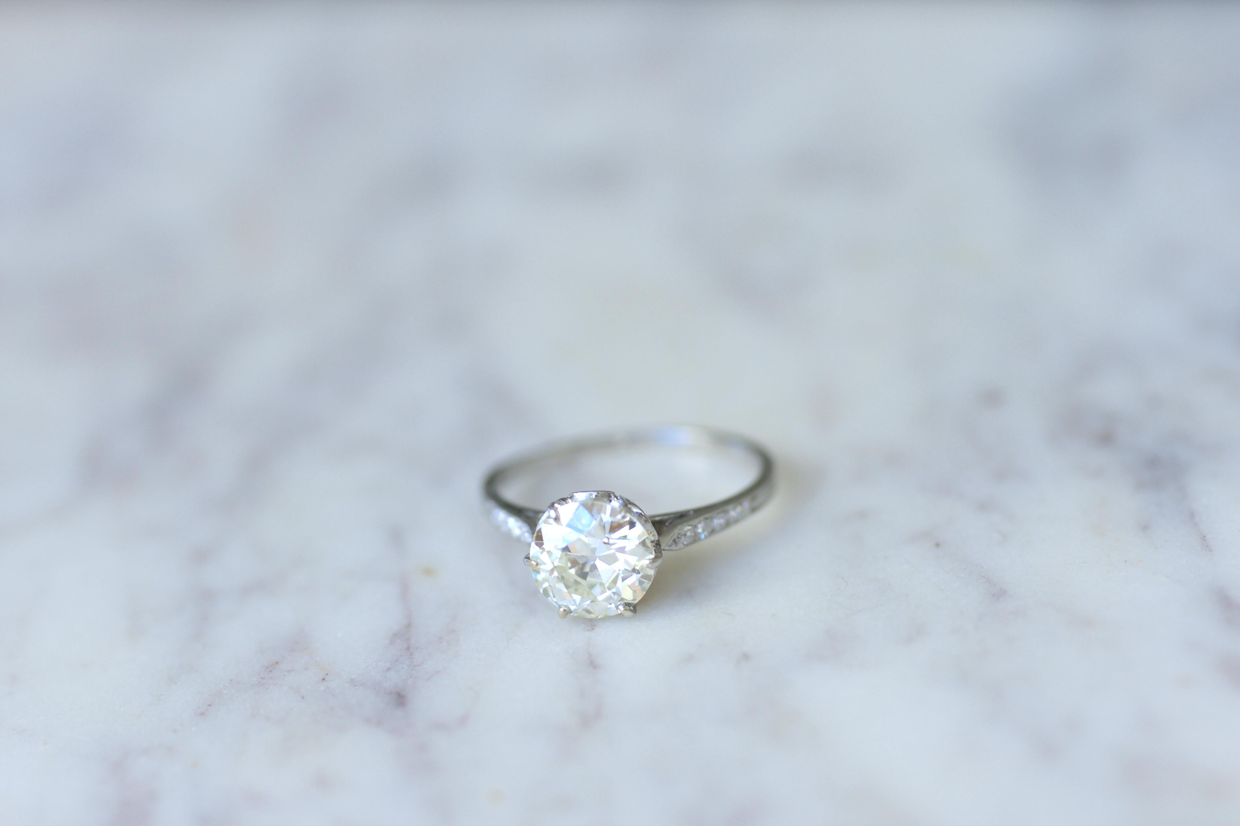 Platinum Edwardian Solitaire Engagement Ring with 1.70ct Diamond In Excellent Condition In PARIS, FR
