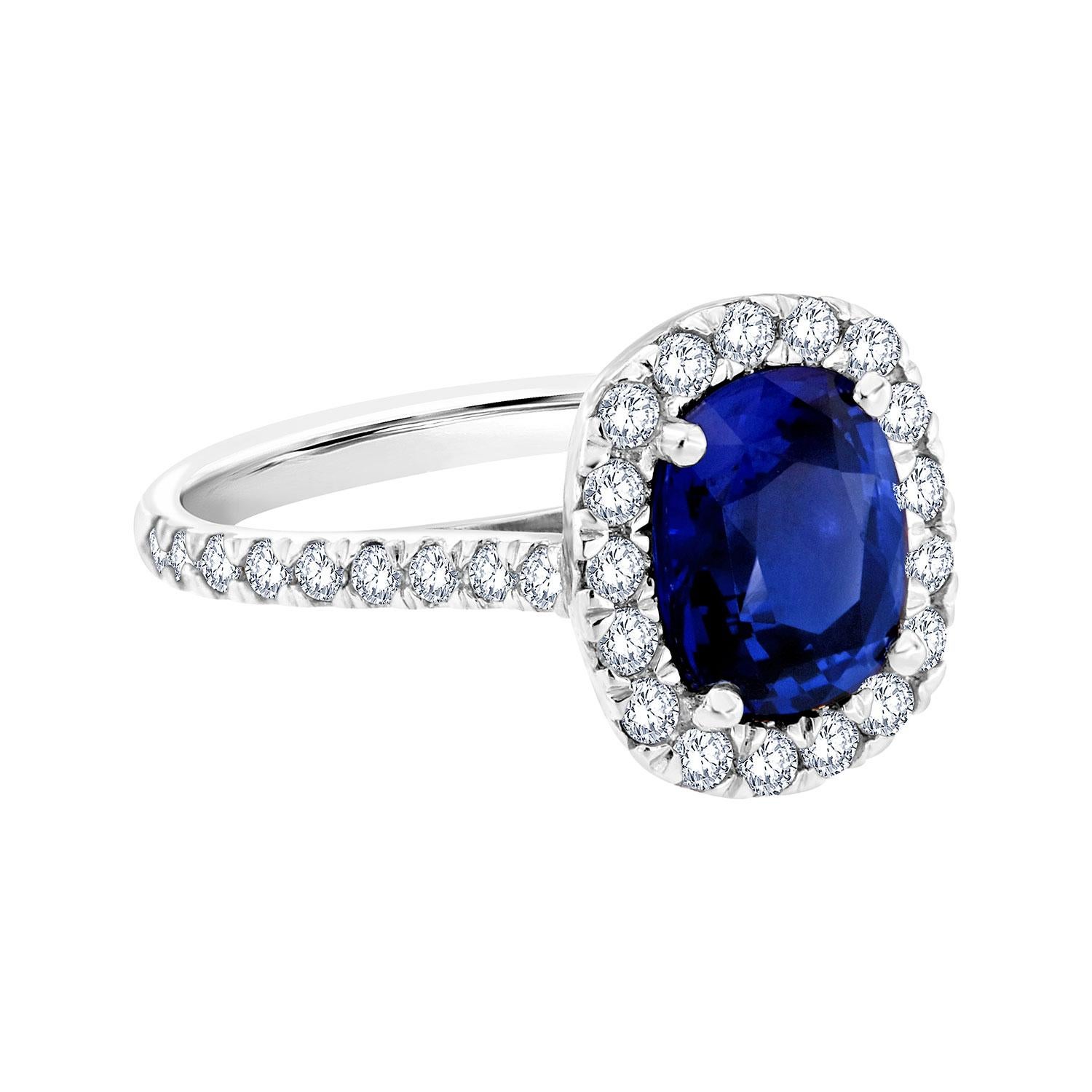 Platin Ring mit länglichem Kissenschliff, 3,57 Karat blauer Saphir & Diamant Halo Ring GIA im Zustand „Neu“ im Angebot in San Francisco, CA