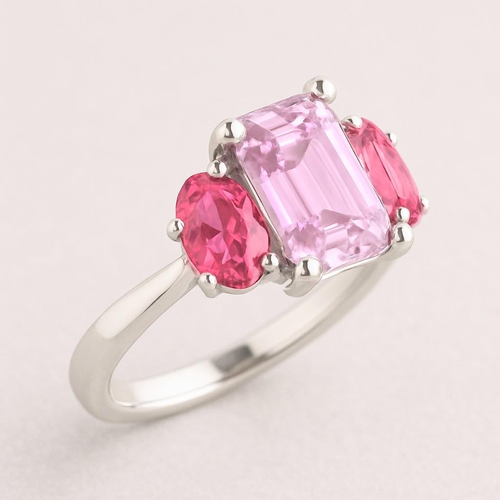 in vendita:  Anello a tre pietre con zaffiro rosa naturale a rettangolo allungato in platino 3