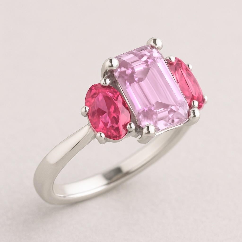 in vendita:  Anello a tre pietre con zaffiro rosa naturale a rettangolo allungato in platino 4