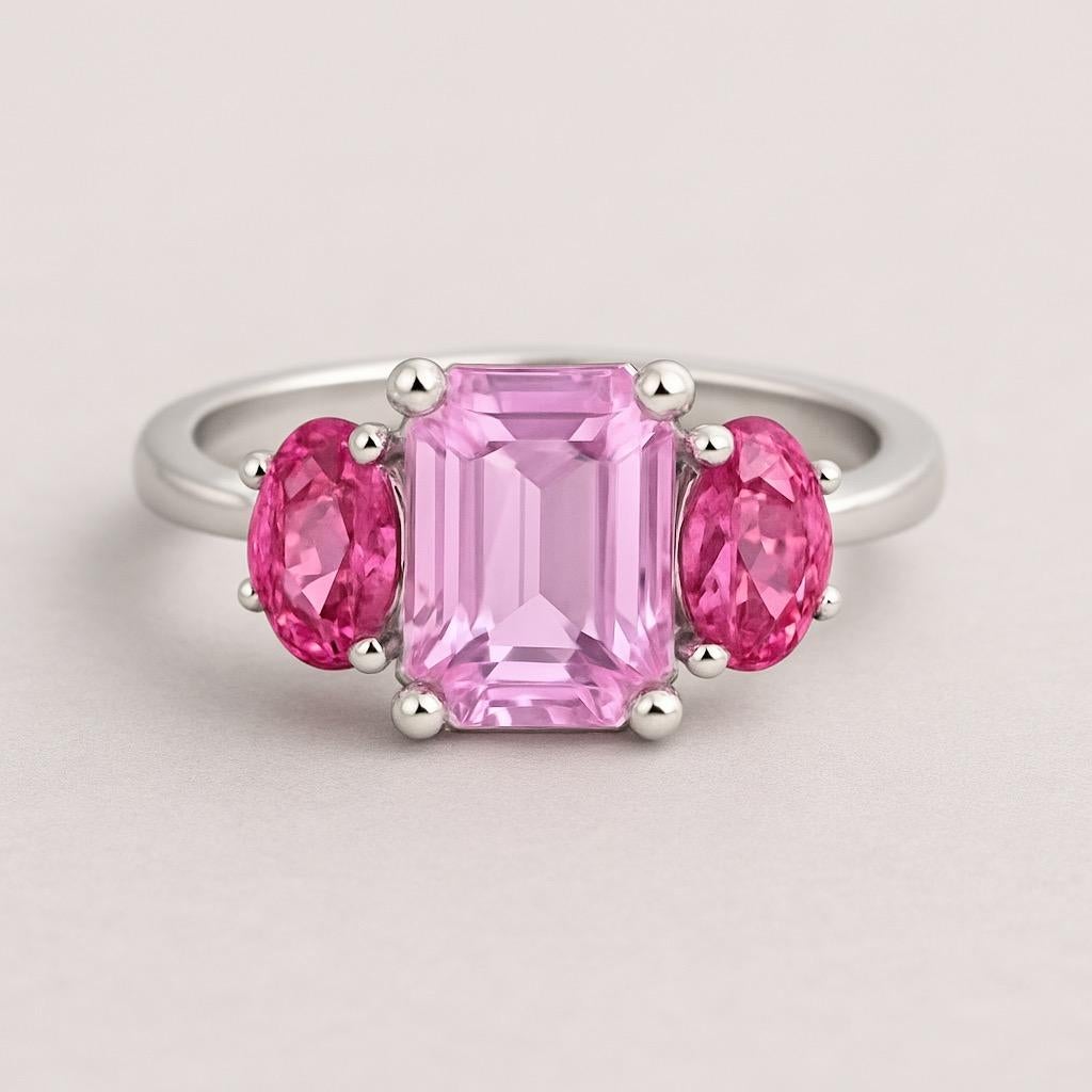 in vendita:  Anello a tre pietre con zaffiro rosa naturale a rettangolo allungato in platino 8