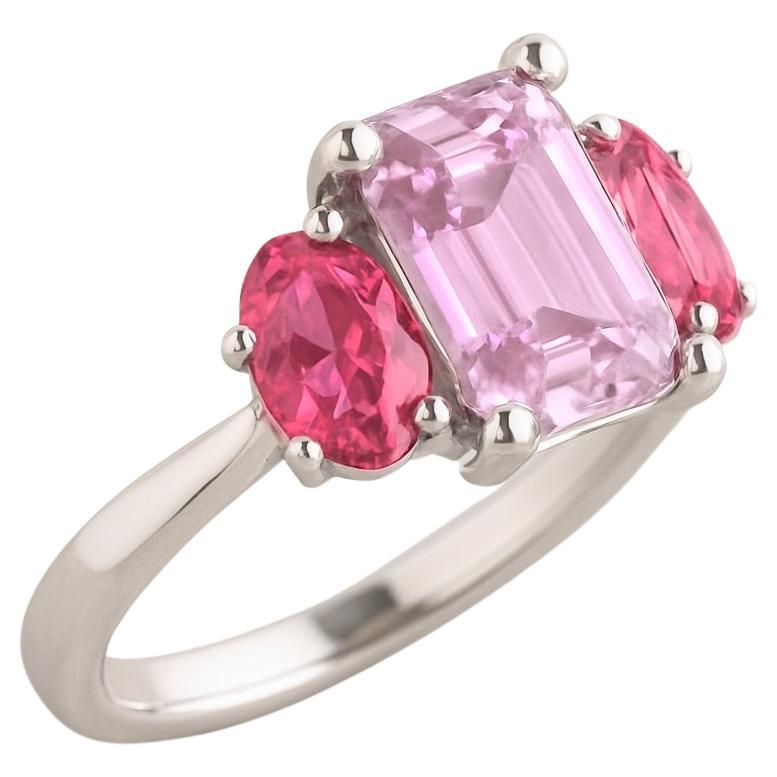 in vendita:  Anello a tre pietre con zaffiro rosa naturale a rettangolo allungato in platino