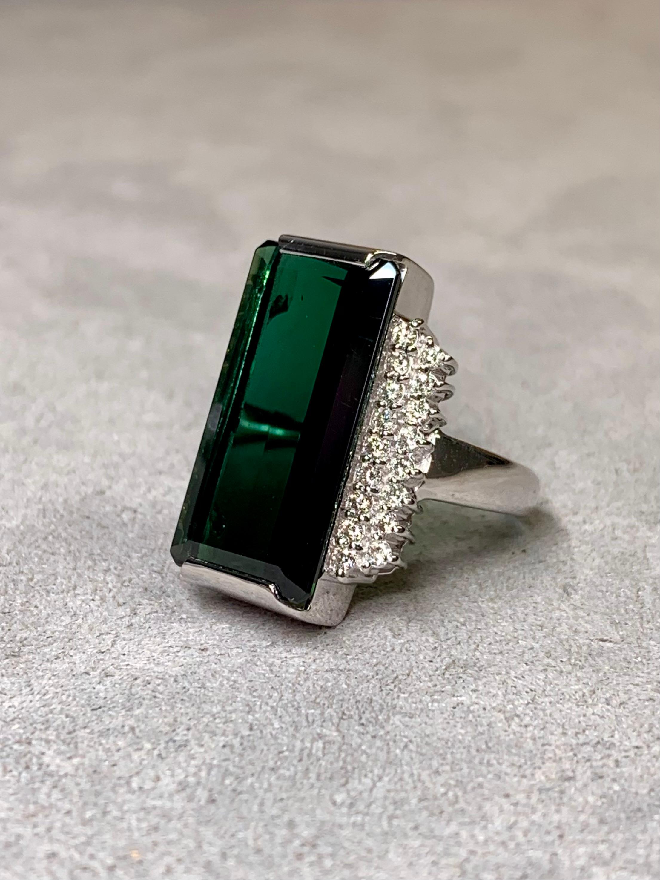 Contemporain Bague cocktail en platine avec tourmaline verte à taille allongée et diamant 12.36ctw en vente