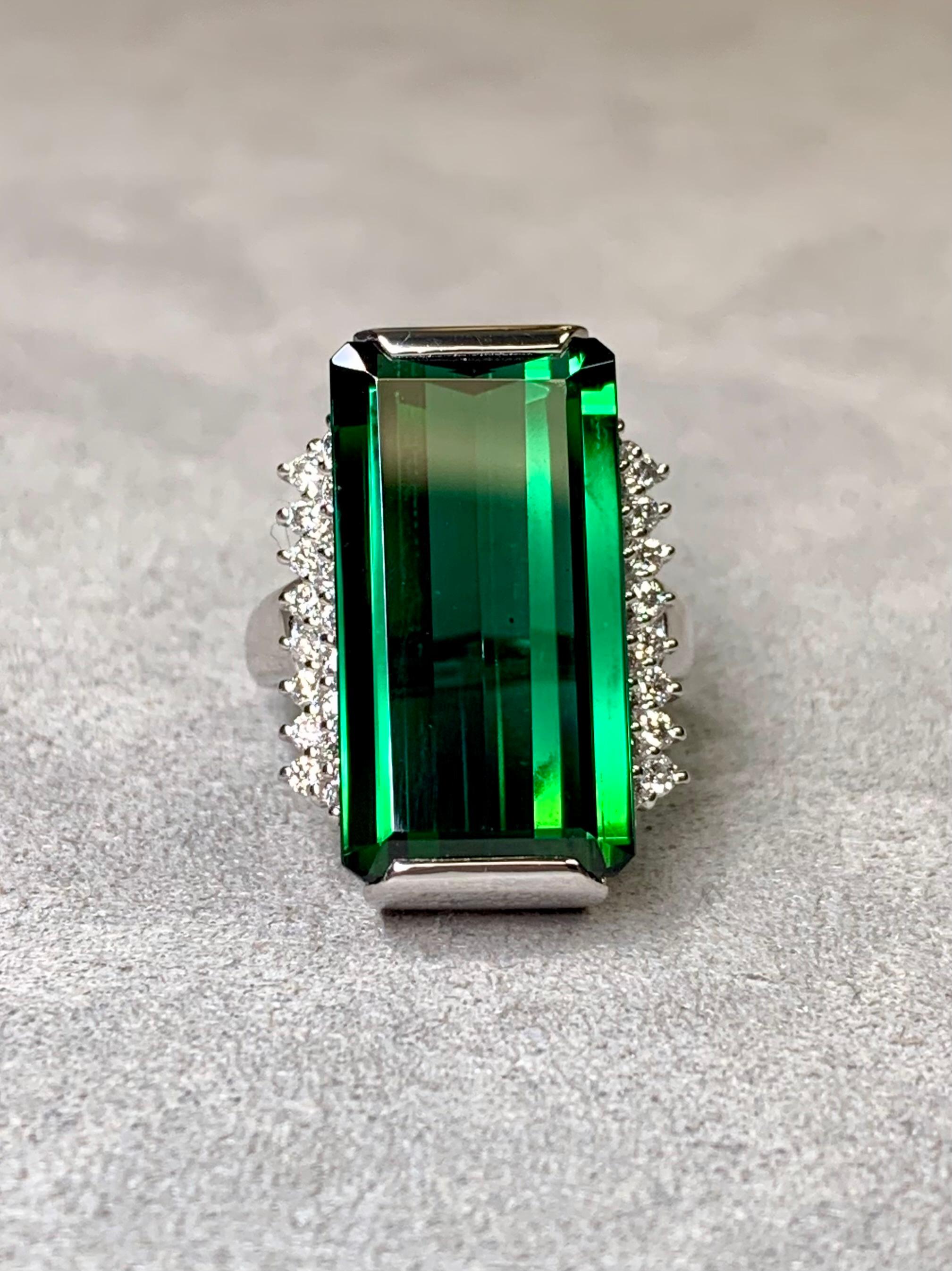 Taille émeraude Bague cocktail en platine avec tourmaline verte à taille allongée et diamant 12.36ctw en vente