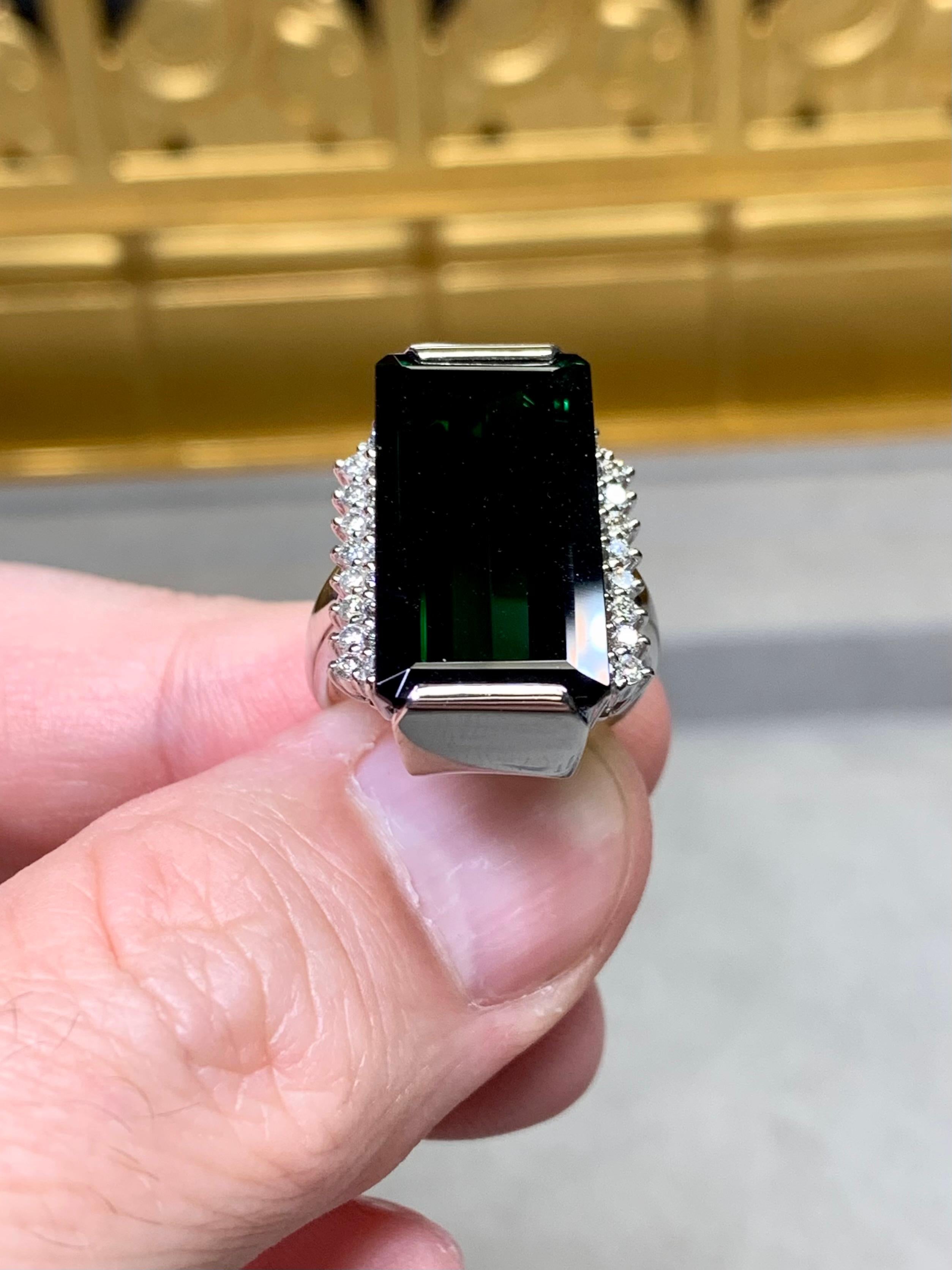 Bague cocktail en platine avec tourmaline verte à taille allongée et diamant 12.36ctw Unisexe en vente