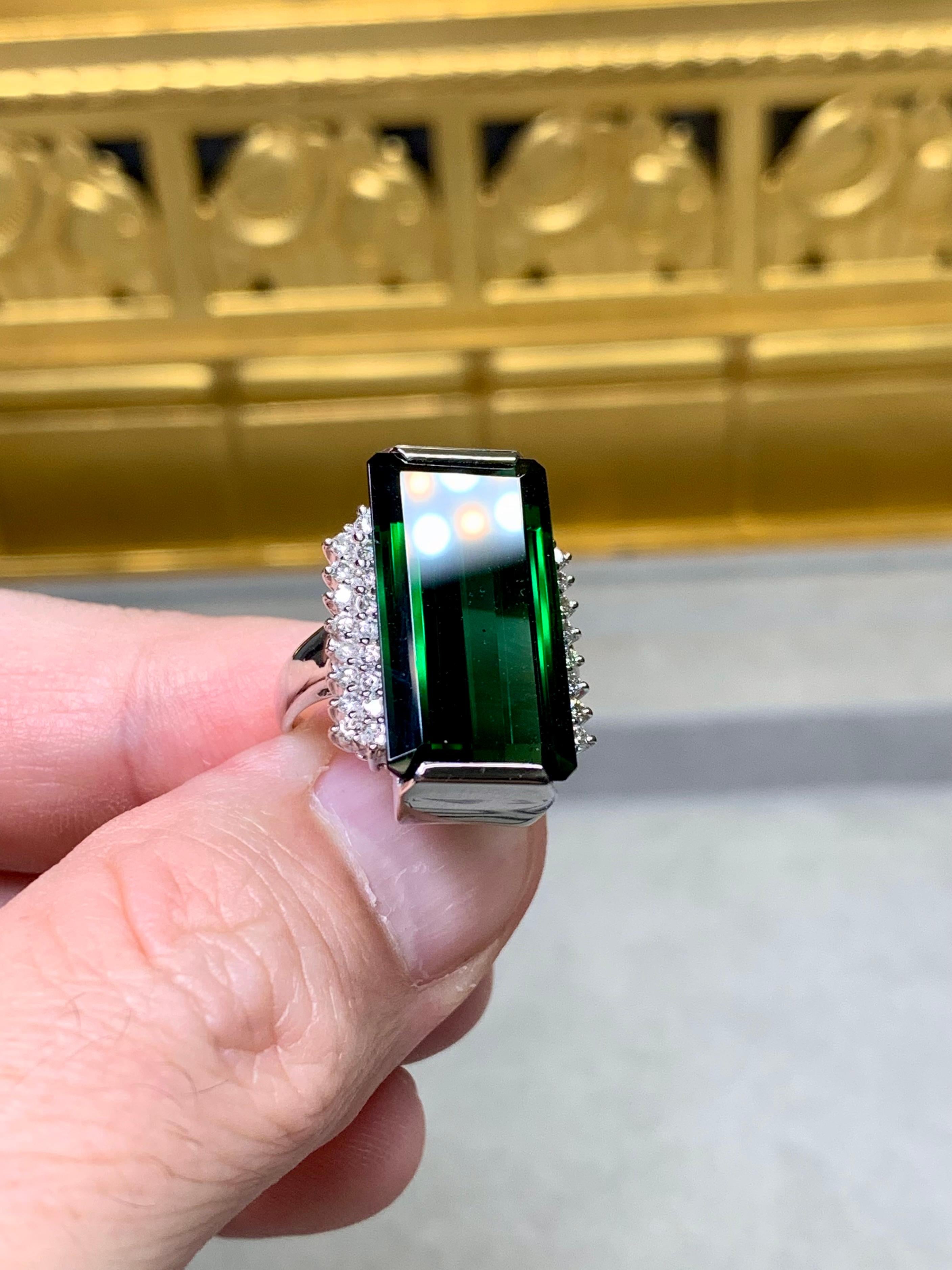 Bague cocktail en platine avec tourmaline verte à taille allongée et diamant 12.36ctw en vente 1