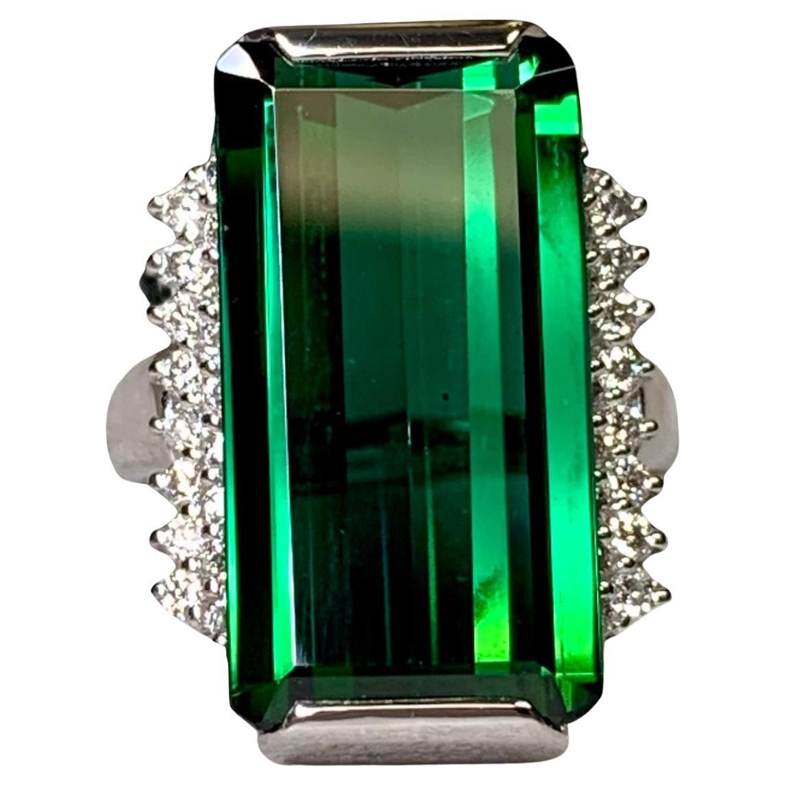 Bague cocktail en platine avec tourmaline verte à taille allongée et diamant 12.36ctw en vente