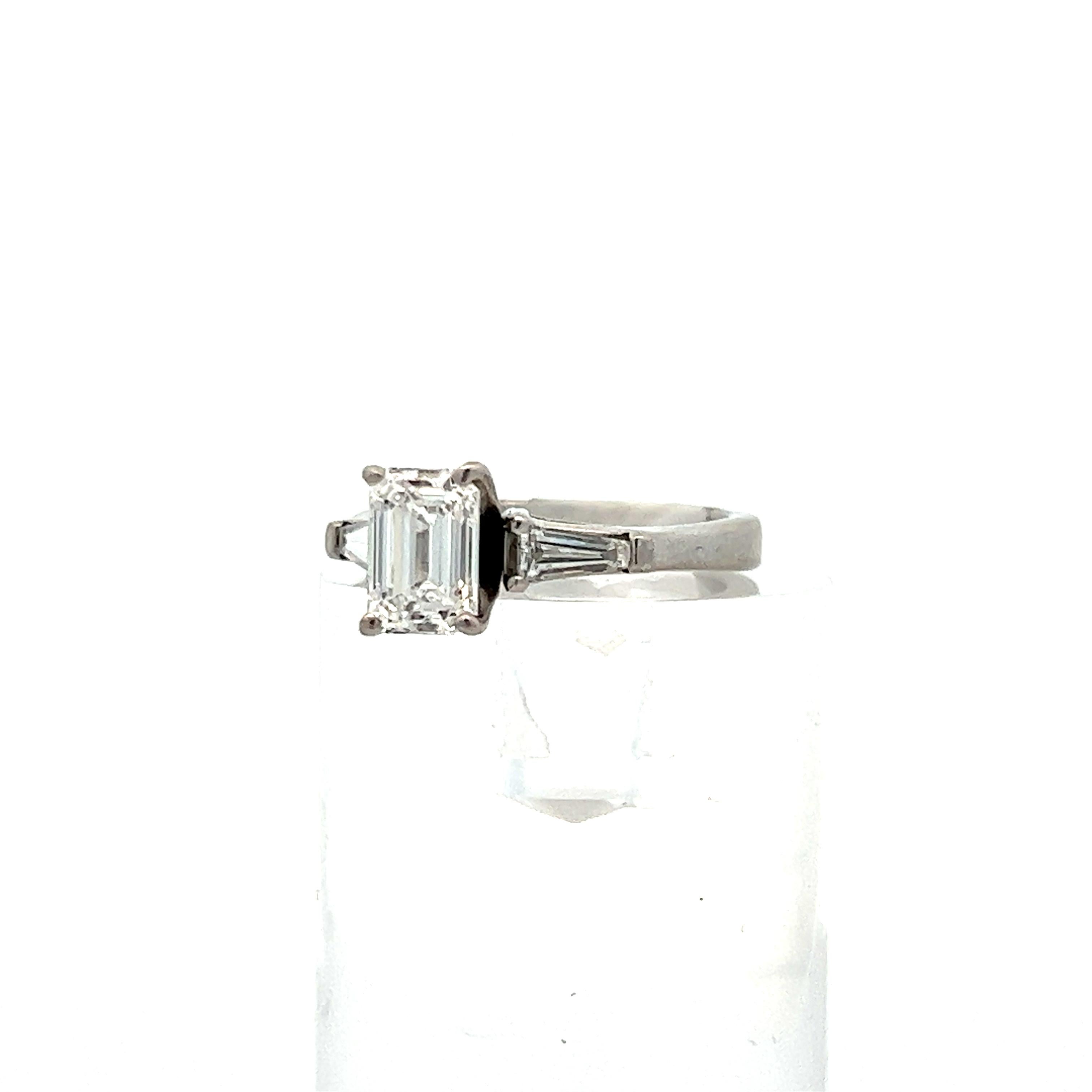 Dies ist eine atemberaubende Smaragd und Baguette-Diamant Verlobungsring in Platin GIA E VS1, Gesamtgewicht 1,54ct gesetzt. ! Dieser Ring hebt einen eisweißen Diamanten im Smaragdschliff hervor, der zwischen zwei glänzenden Baguette-Diamanten in