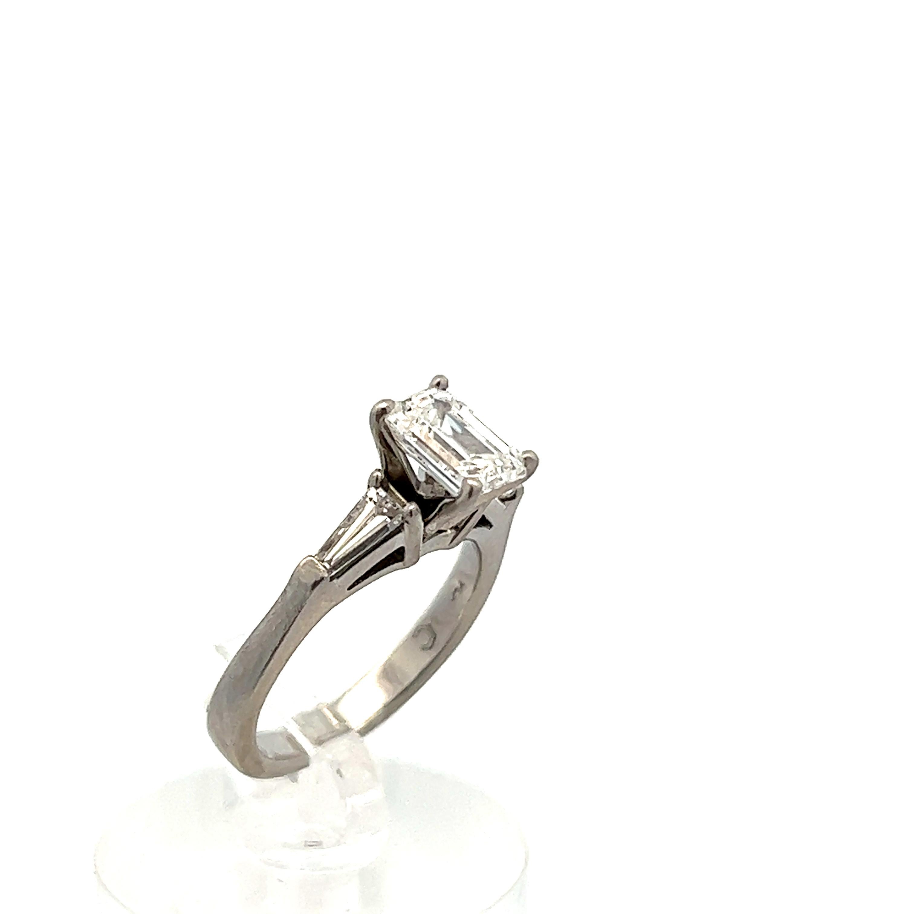 Taille baguette Bague en platine 1.25ct E/VS1 émeraude et diamant taille baguette avec rapport GIA en vente
