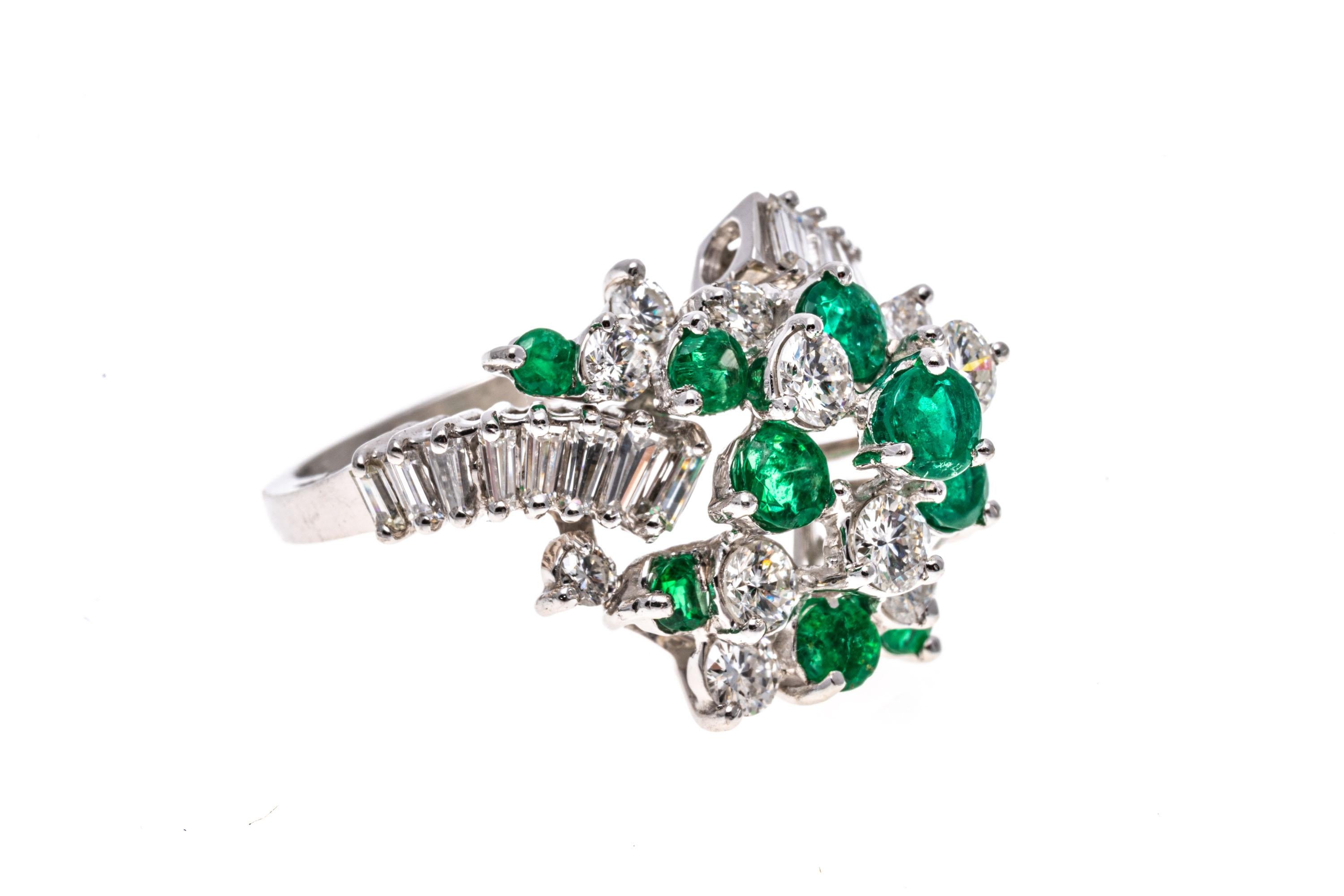 Anello a grappolo in platino, smeraldo e diamante, misura 6,75
Questo splendido anello a grappolo è un vortice bypass di smeraldi rotondi sfaccettati di colore verde brillante, circa 1,04 TCW, sparsi tra diamanti rotondi taglio brillante, circa 1,05