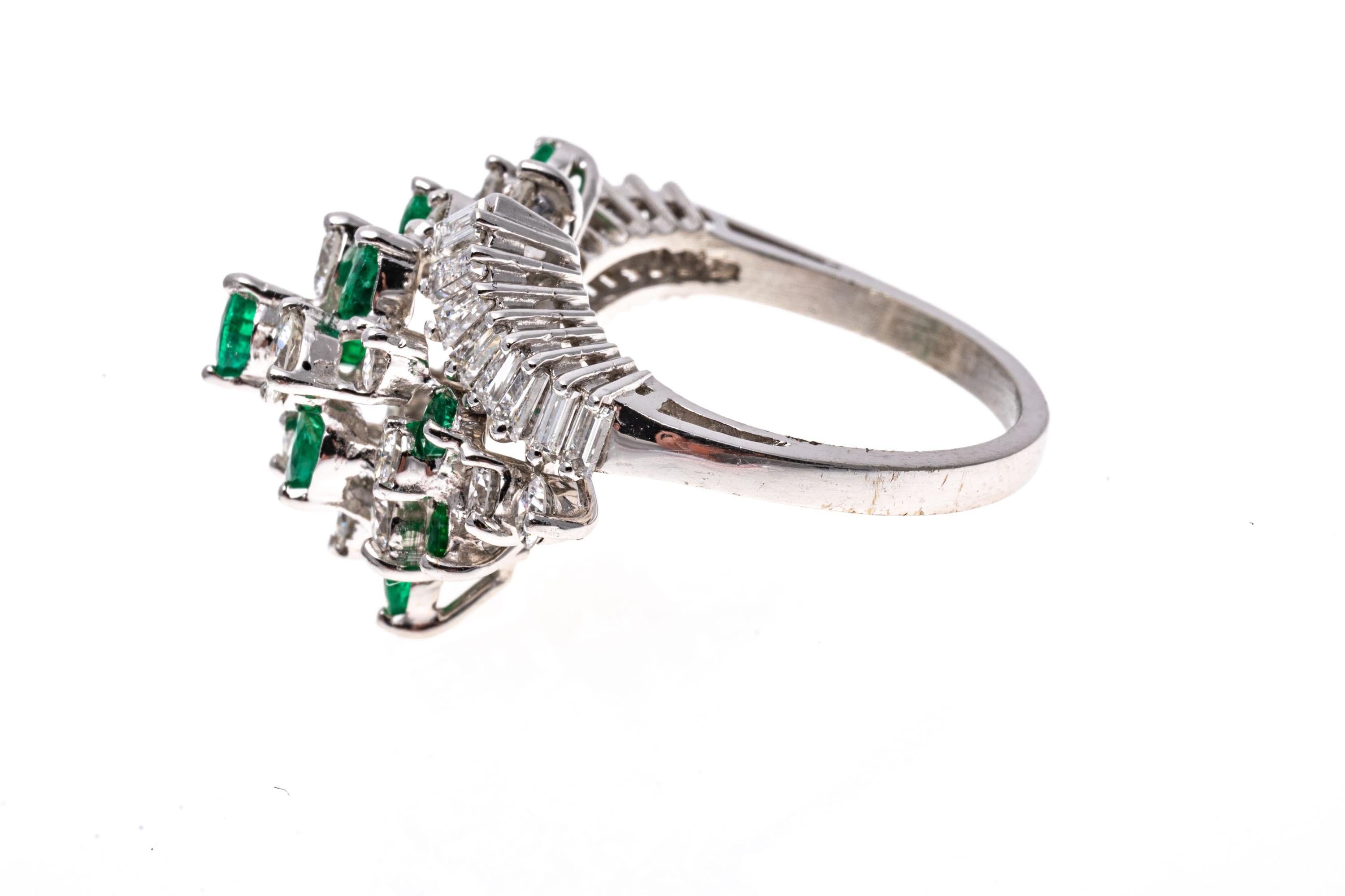 Taglio rotondo Anello a grappolo in platino, smeraldo e diamante bypass in stile retrò, App. 1,48 TCW in vendita