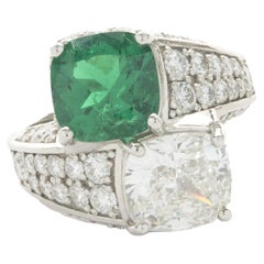 Bypass-Ring aus Platin mit Smaragd und Diamantpavé