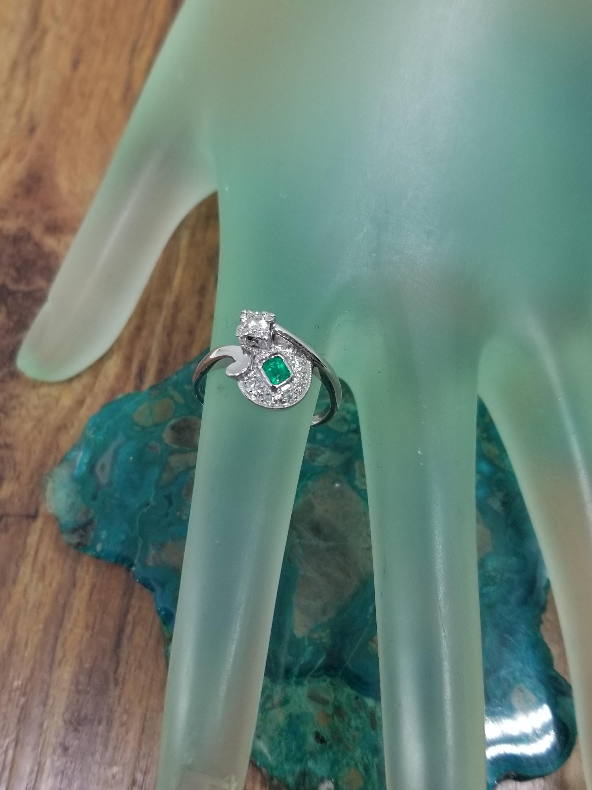 Platin-Ring mit Smaragd und Diamant im Zustand „Hervorragend“ im Angebot in Los Angeles, CA