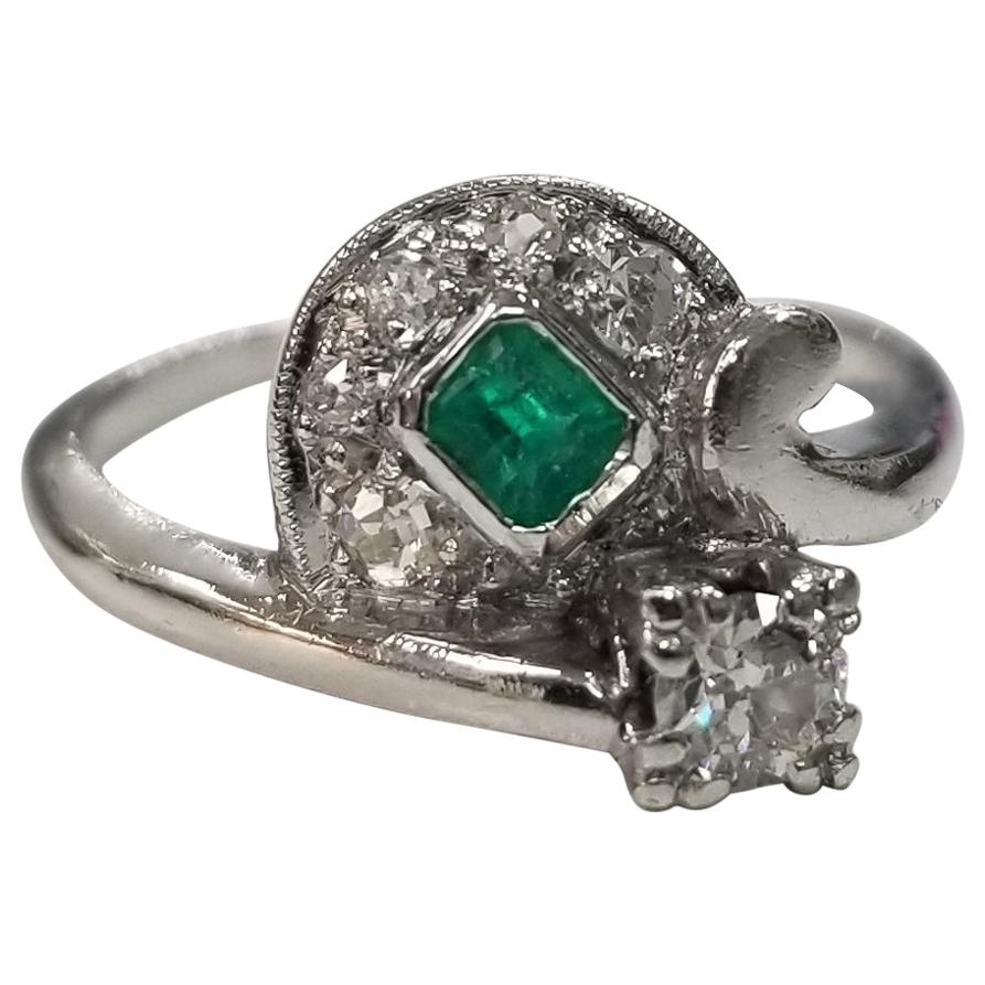 Platin-Ring mit Smaragd und Diamant im Angebot