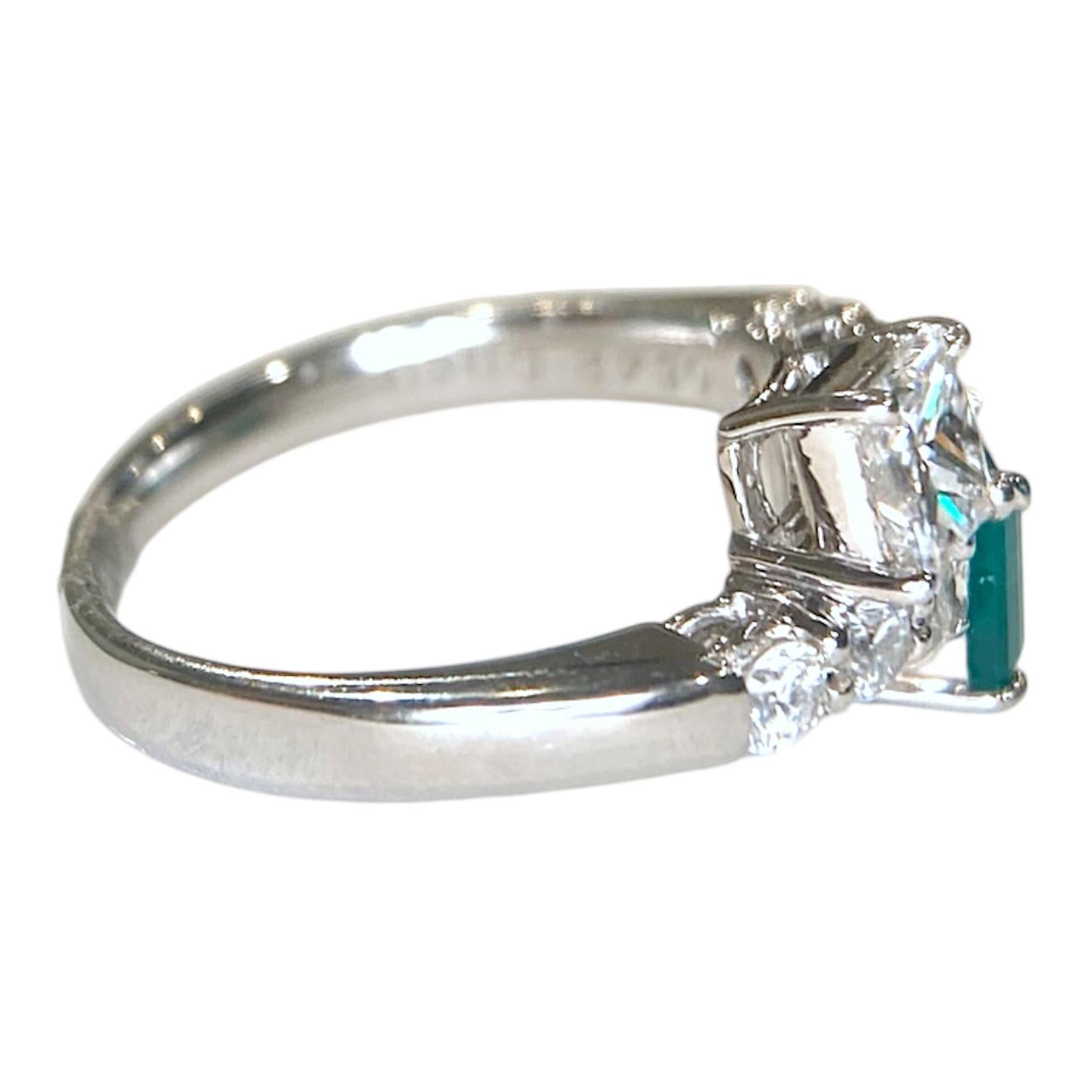 Taglio smeraldo Platinum Emerald and Diamond Toi et Moi Ring in vendita