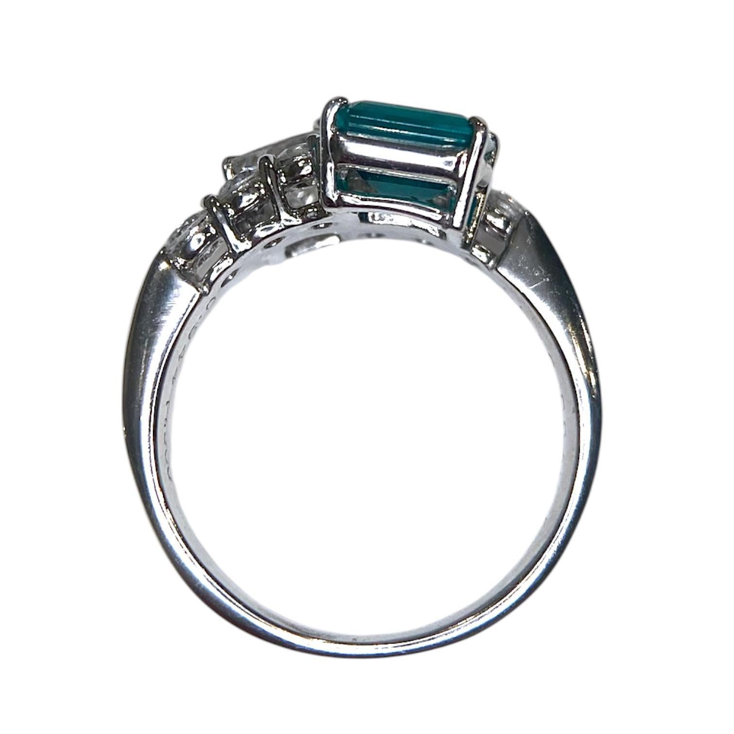 Donna Platinum Emerald and Diamond Toi et Moi Ring in vendita