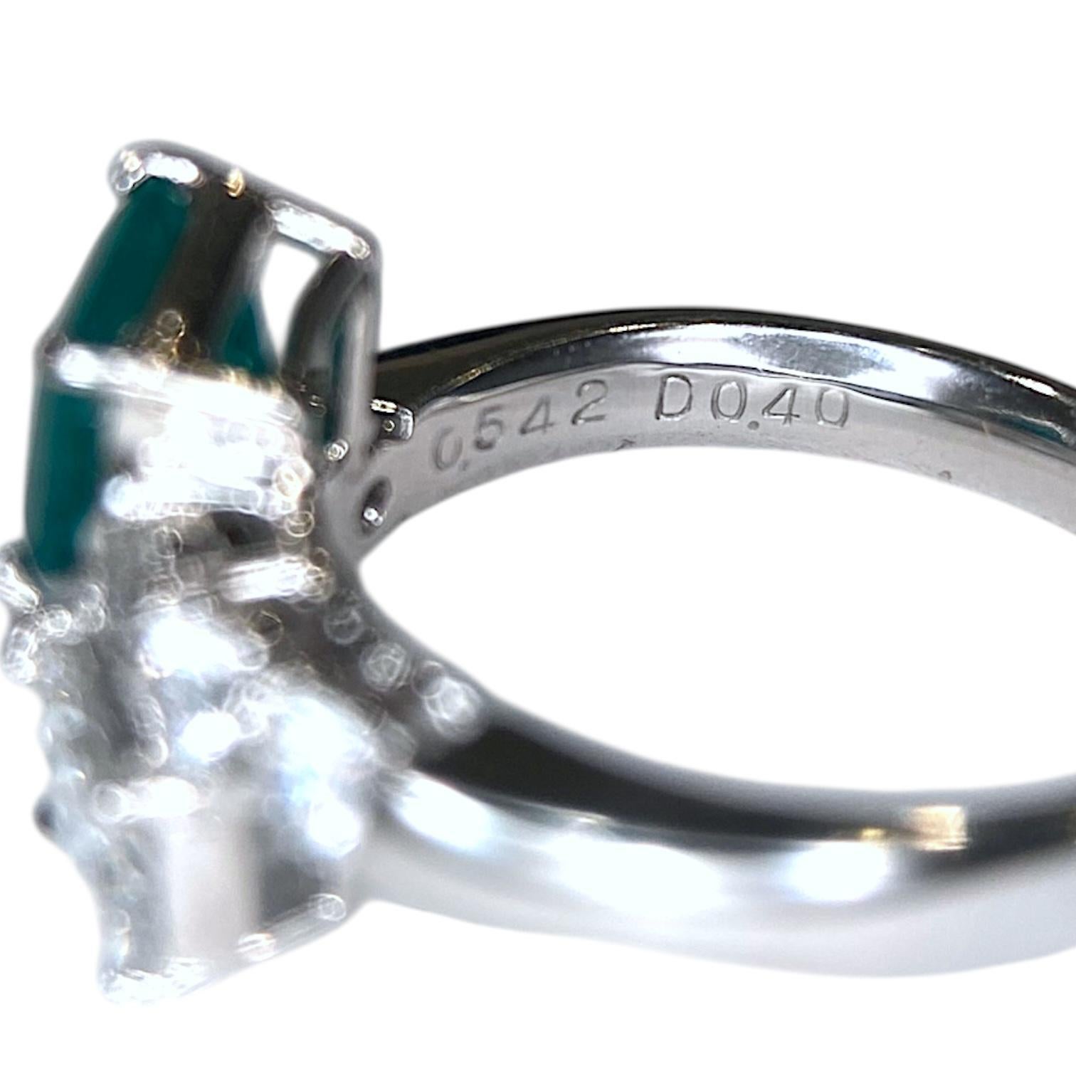 Platinum Emerald and Diamond Toi et Moi Ring in vendita 1