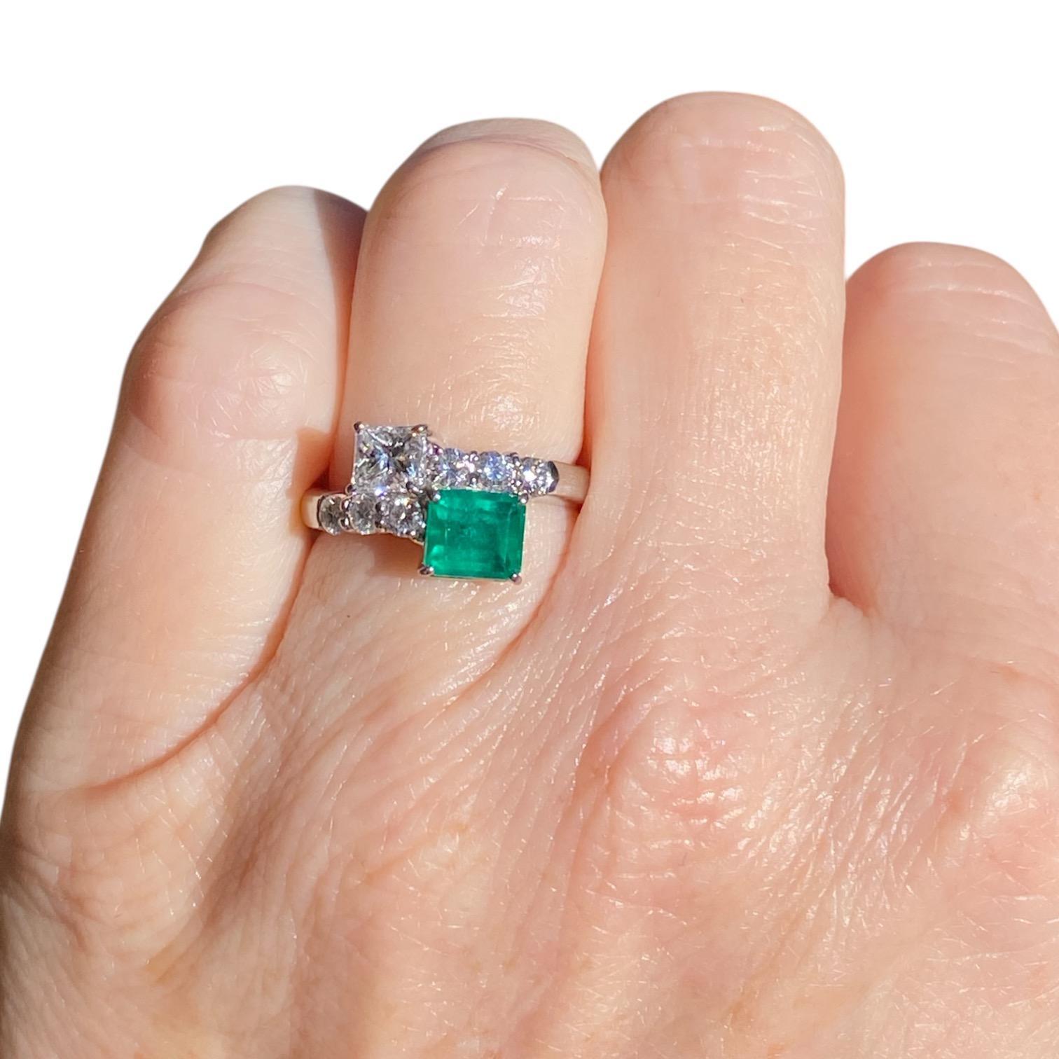 Platinum Emerald and Diamond Toi et Moi Ring in vendita 3