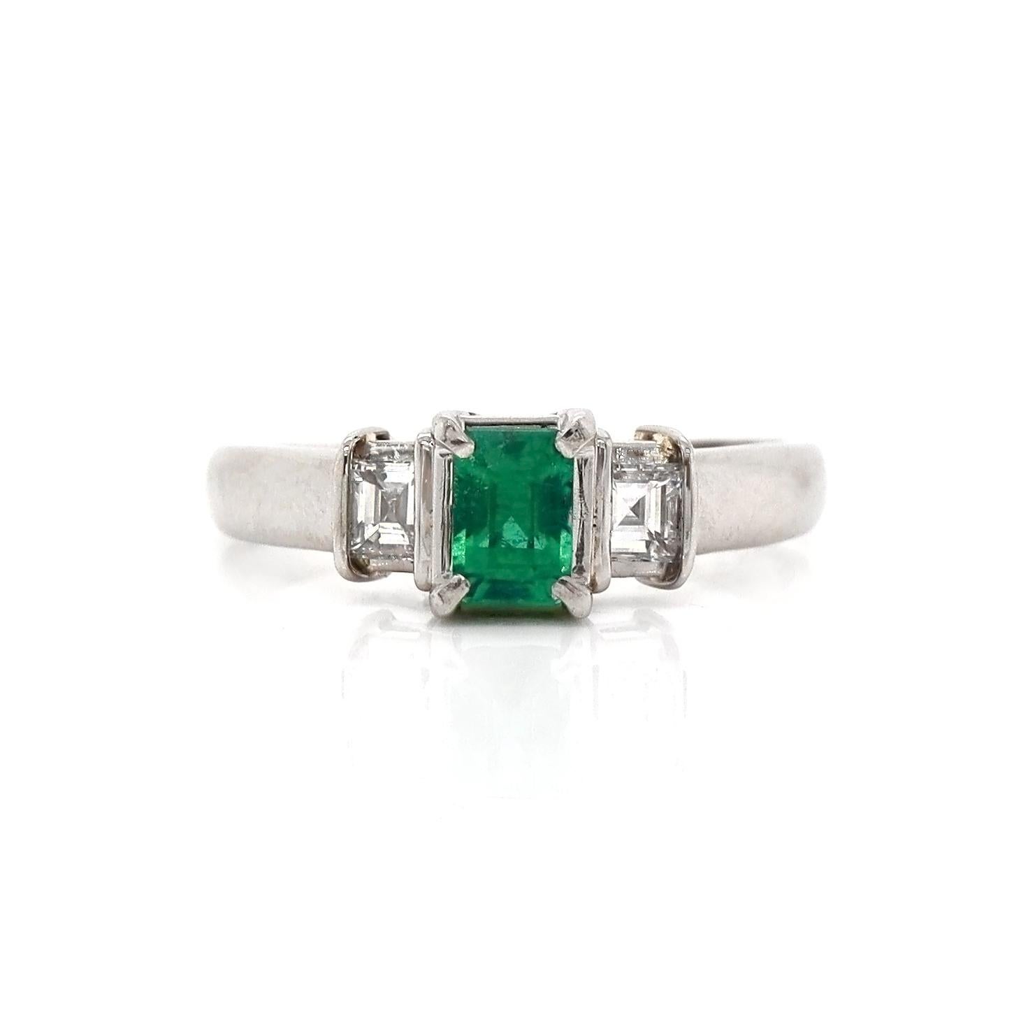 Anello a trilogia di smeraldi e diamanti in platino In condizioni Nuovo in vendita a Sydney, NSW