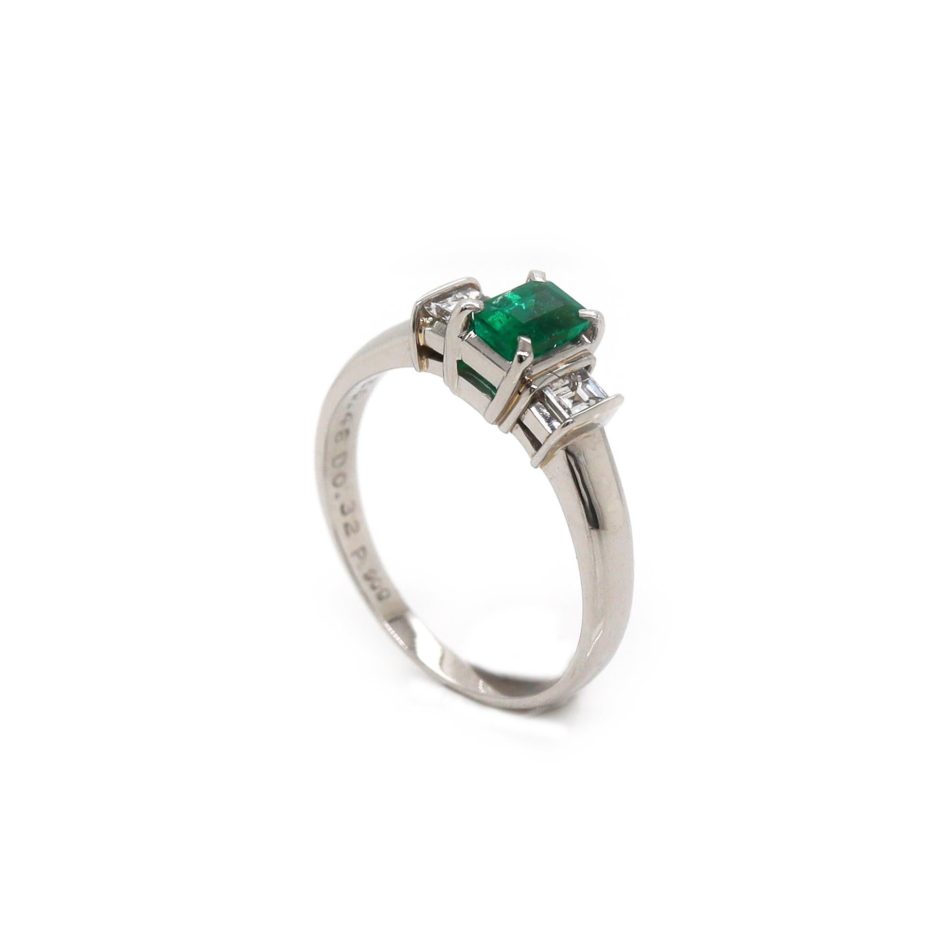 Anello a trilogia di smeraldi e diamanti in platino in vendita 1