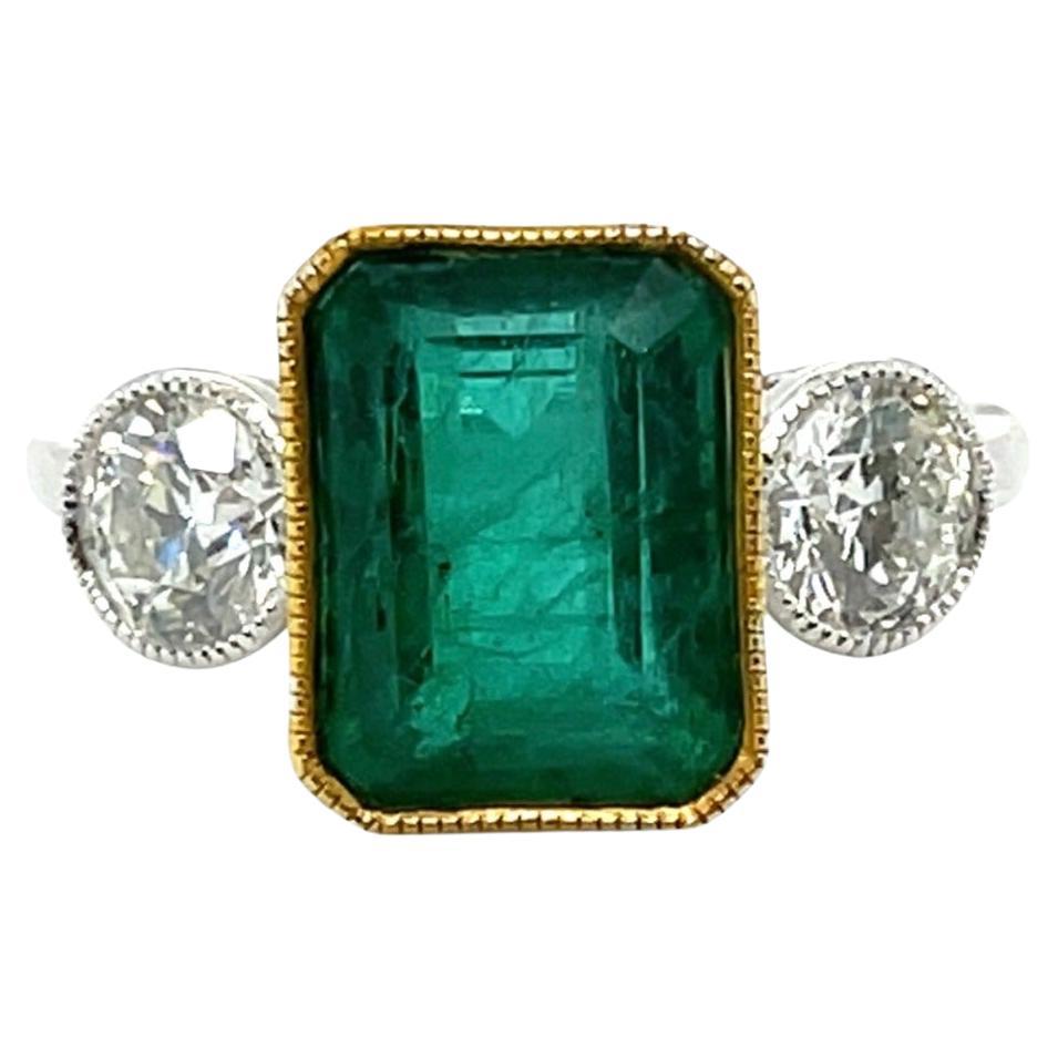 Trilogy-Ring aus Platin mit Smaragd und Diamant im Angebot