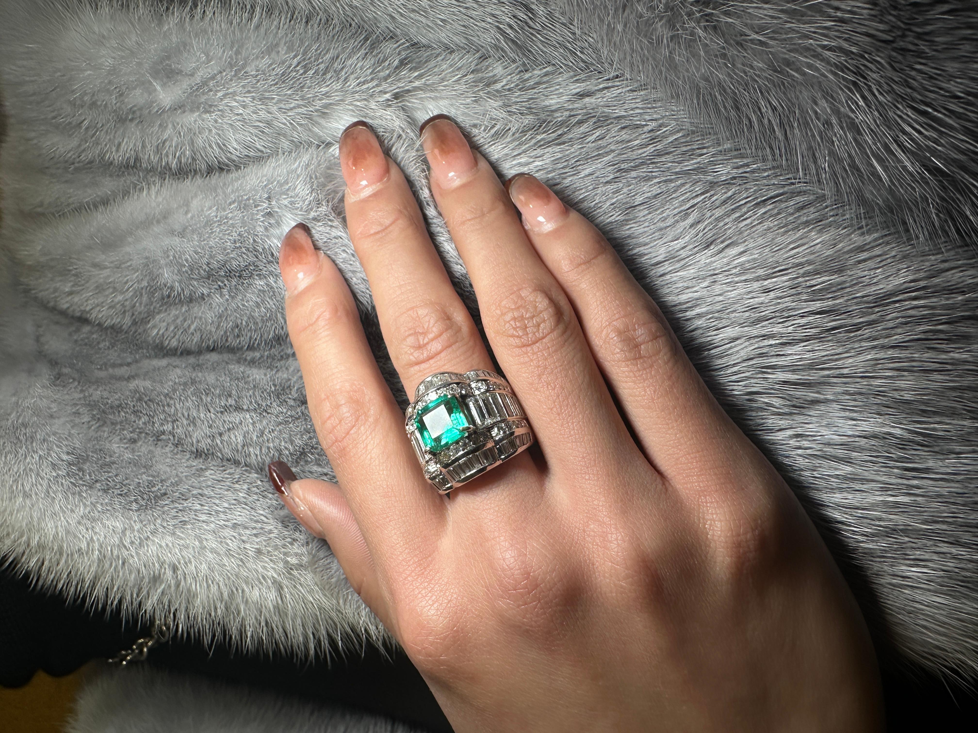 Platinum emerald and diamonds ring  In Fair Condition For Sale In London, GB