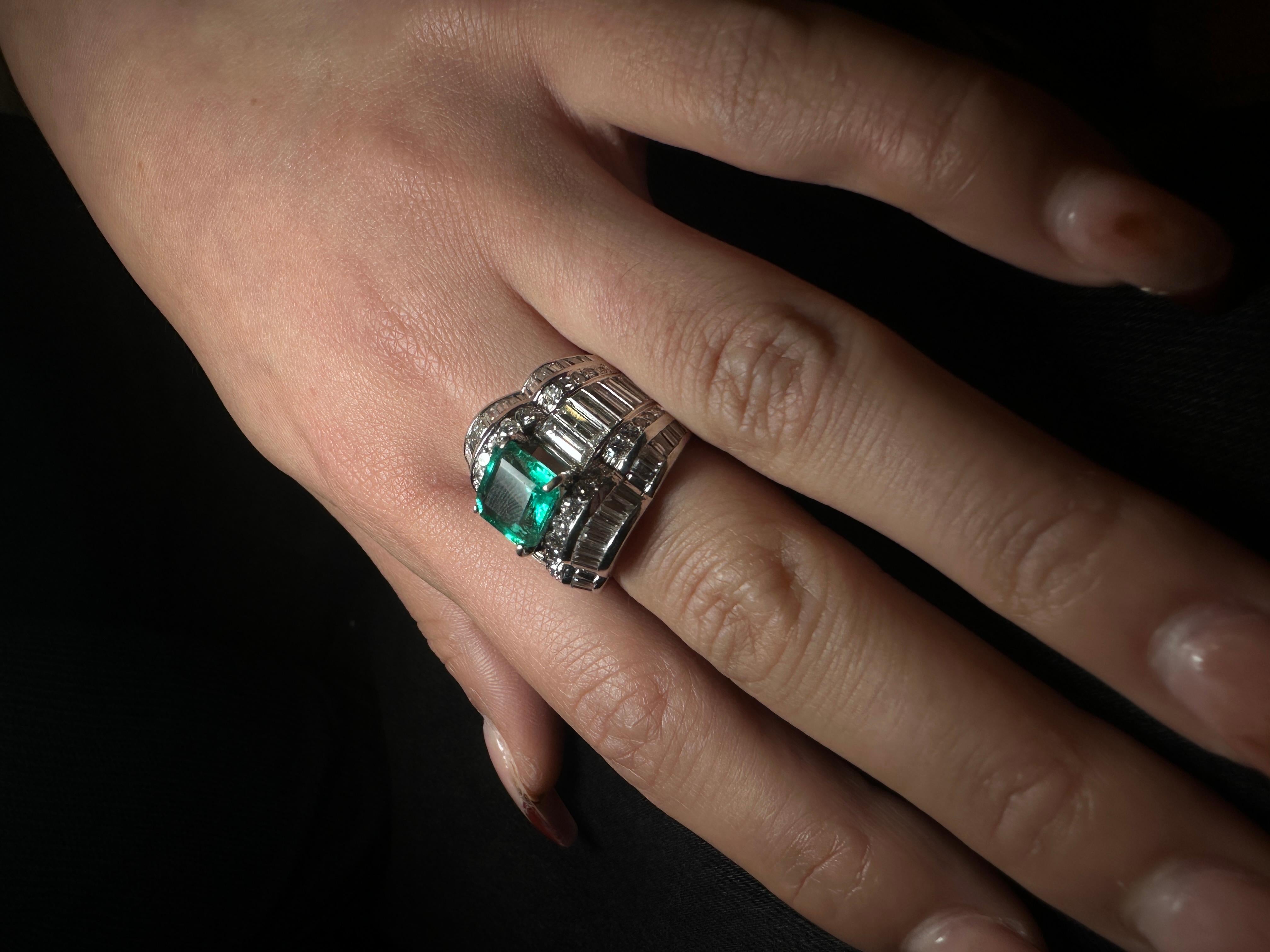 Platinum emerald and diamonds ring  For Sale 3