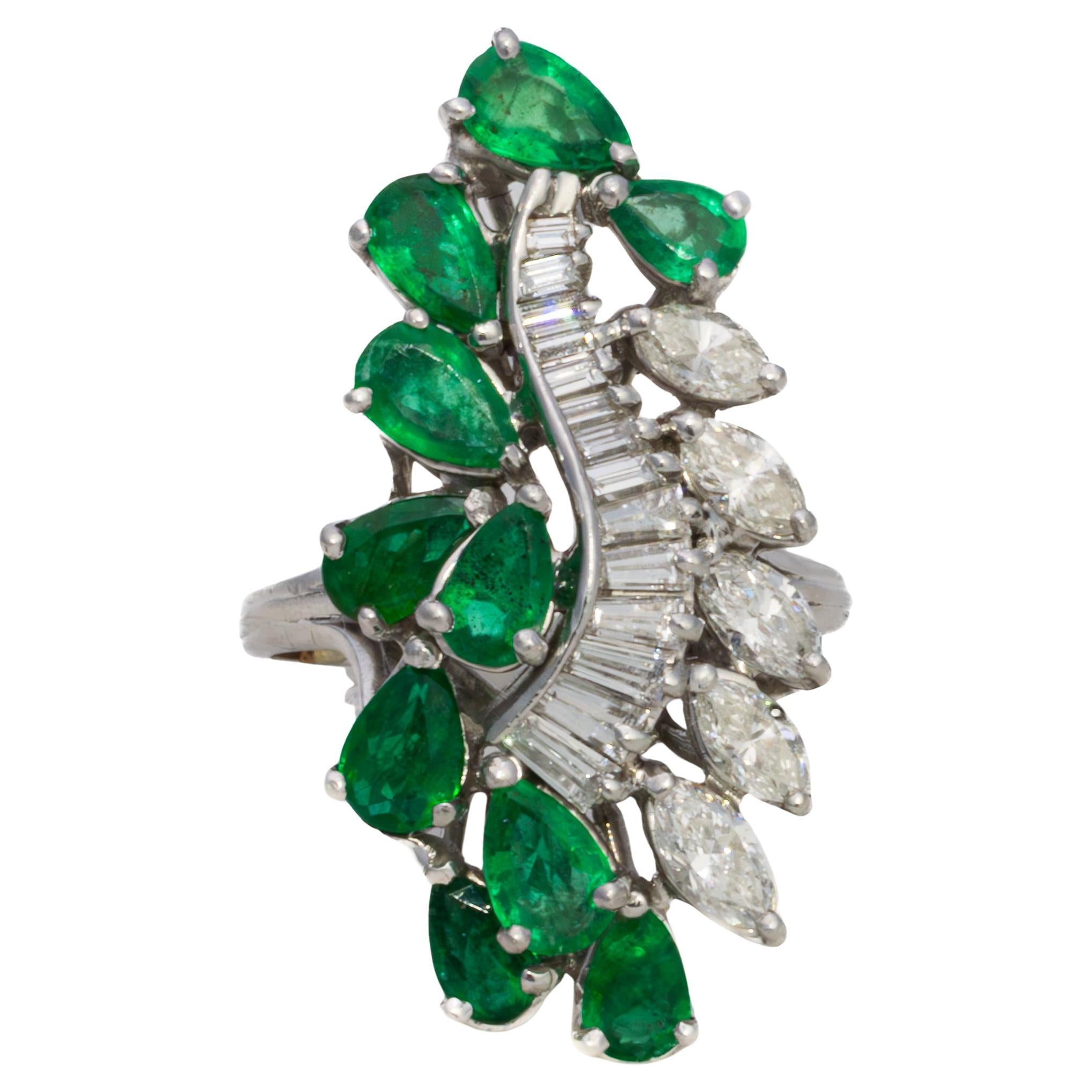 Anello da cocktail in platino con smeraldo e diamanti taglio marquise e baguette