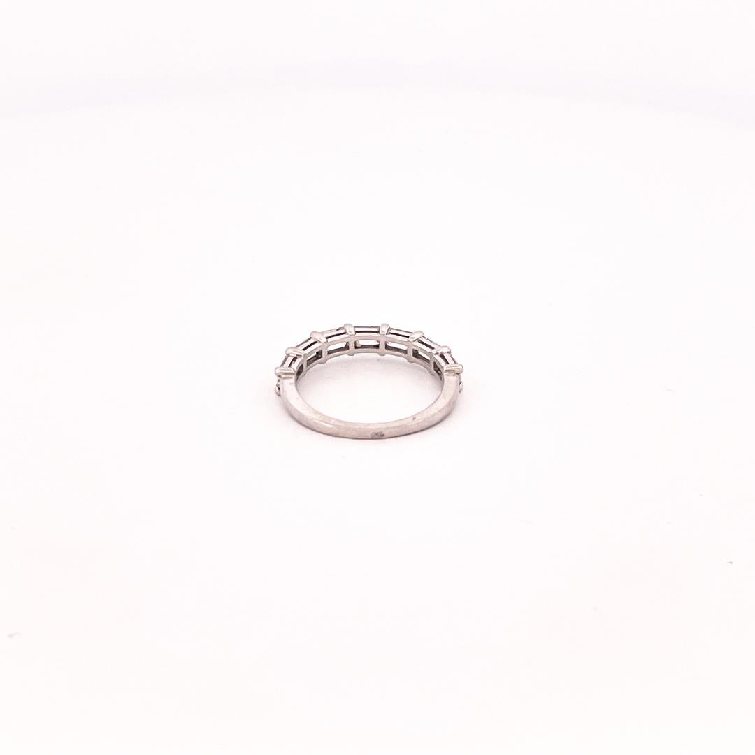 Platin Smaragdschliff Diamant Ost-zu-West Band im Angebot 2