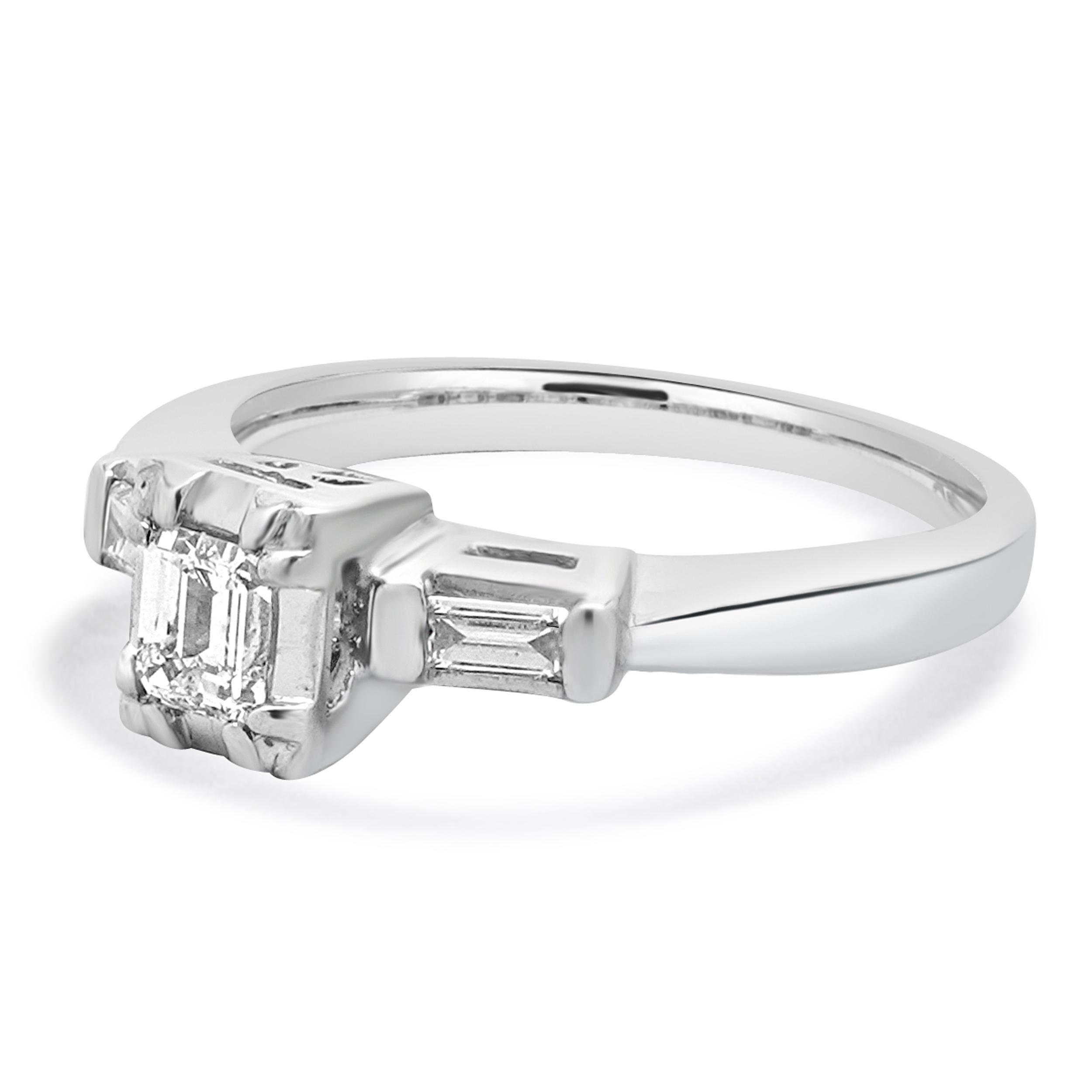 Material: platino
Diamante central: talla esmeralda = 0,20ctw
Color: H
Claridad: VS2
Diamante: 2 talla baguette = 0,10ctw
Color: H/ I
Claridad: VS2
Tamaño del anillo: 4,5 (espera hasta 2 días laborables más para solicitar el tamaño)
Dimensiones: la