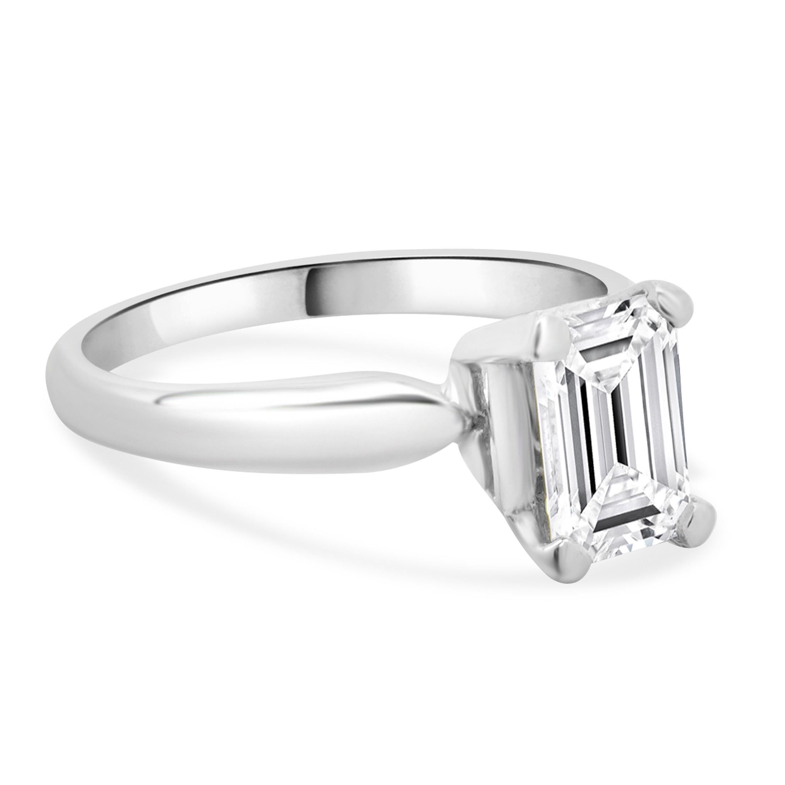 Taglio smeraldo Anello di fidanzamento in platino con diamante taglio smeraldo in vendita