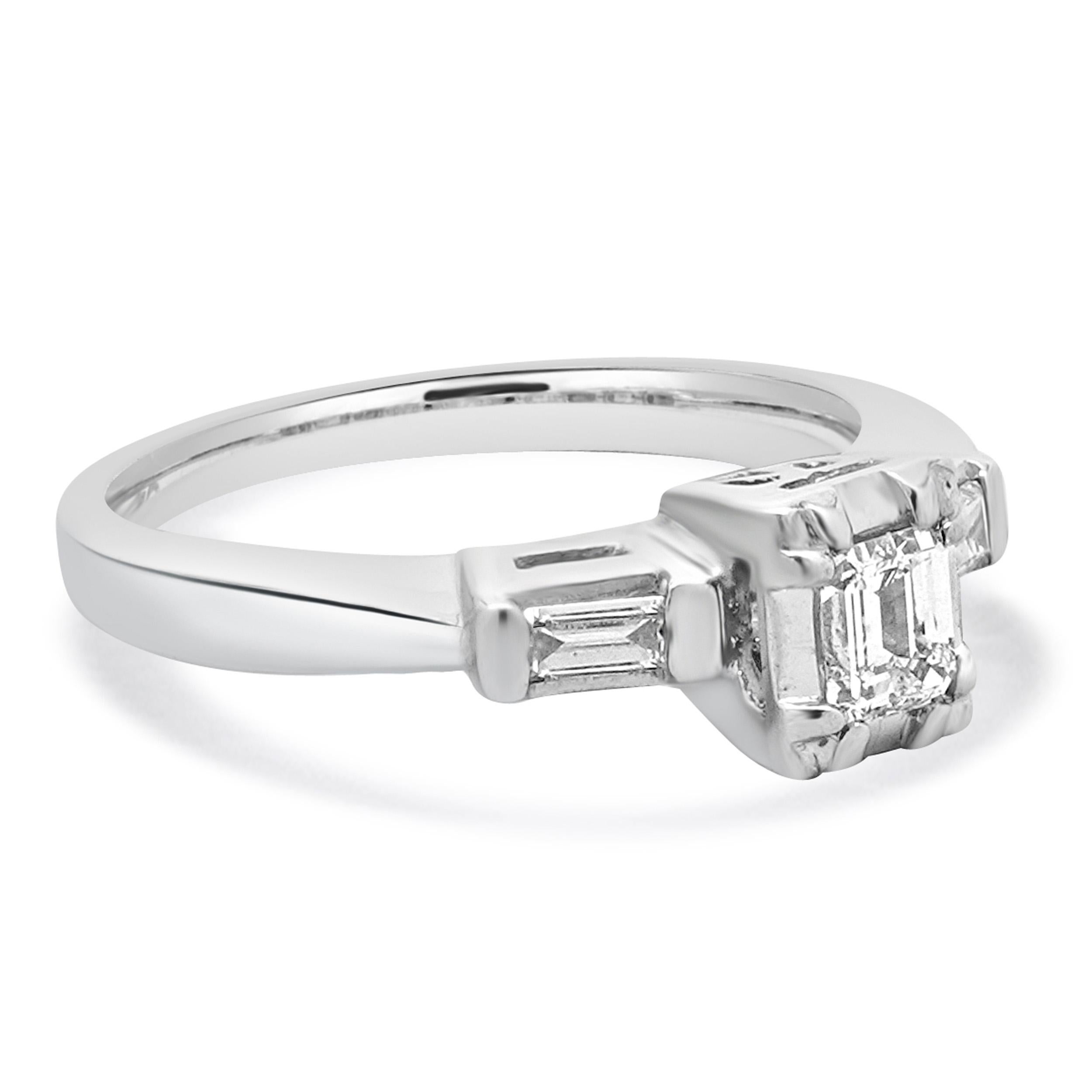 Platinum Emerald Cut Diamond Engagement Ring Corte esmeralda en venta
