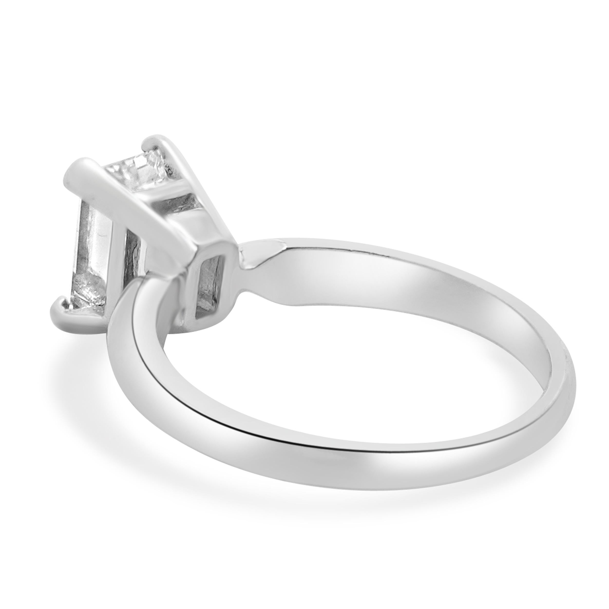 Anello di fidanzamento in platino con diamante taglio smeraldo In condizioni buone in vendita a Scottsdale, AZ