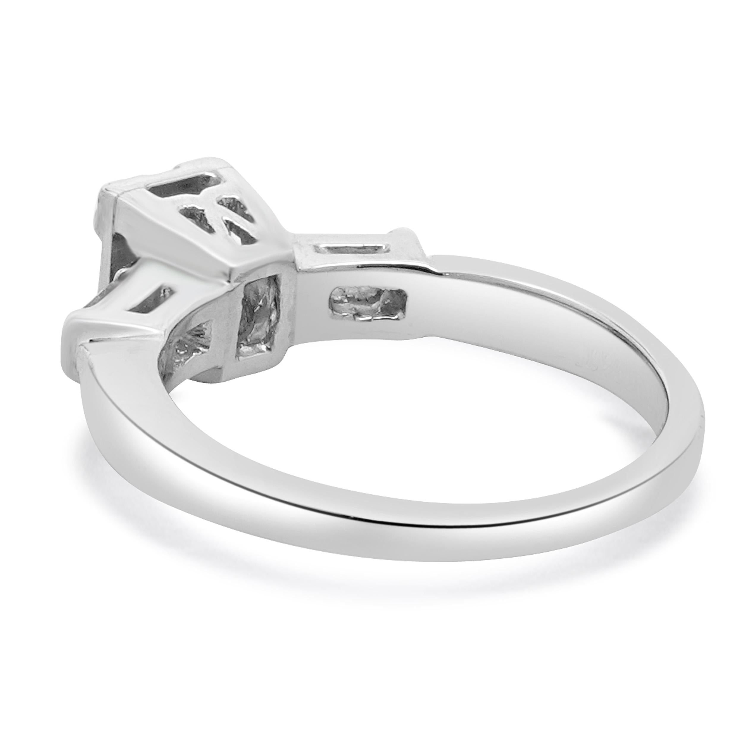 Platinum Emerald Cut Diamond Engagement Ring en Excelente estado para la venta en Scottsdale, AZ