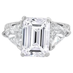Anello di fidanzamento in platino con diamante taglio smeraldo