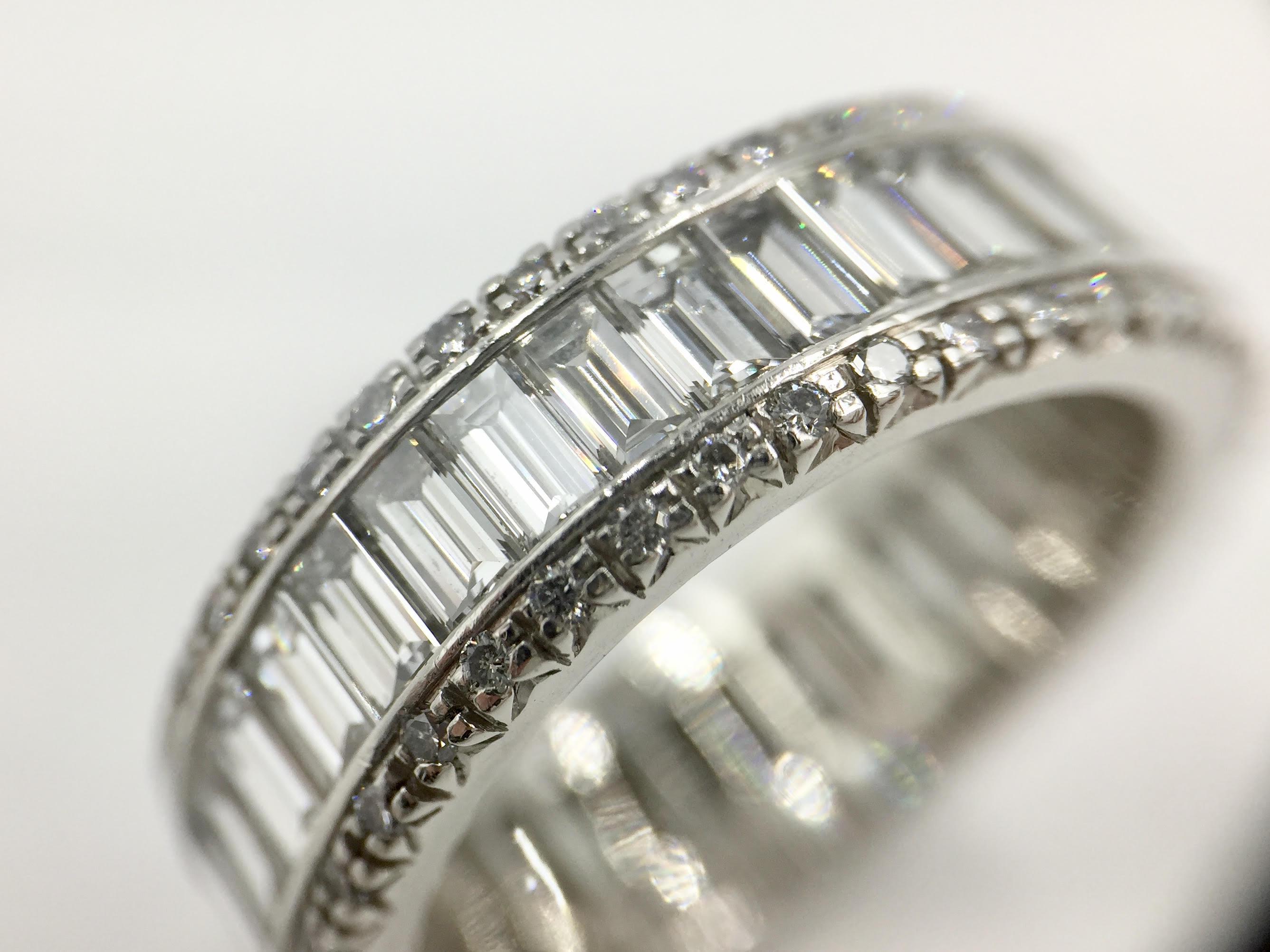 Platinum Emerald Cut Diamond Eternity Band by Favero 4.91 Carat Total Weight In Good Condition For Sale In Pikesville, MD