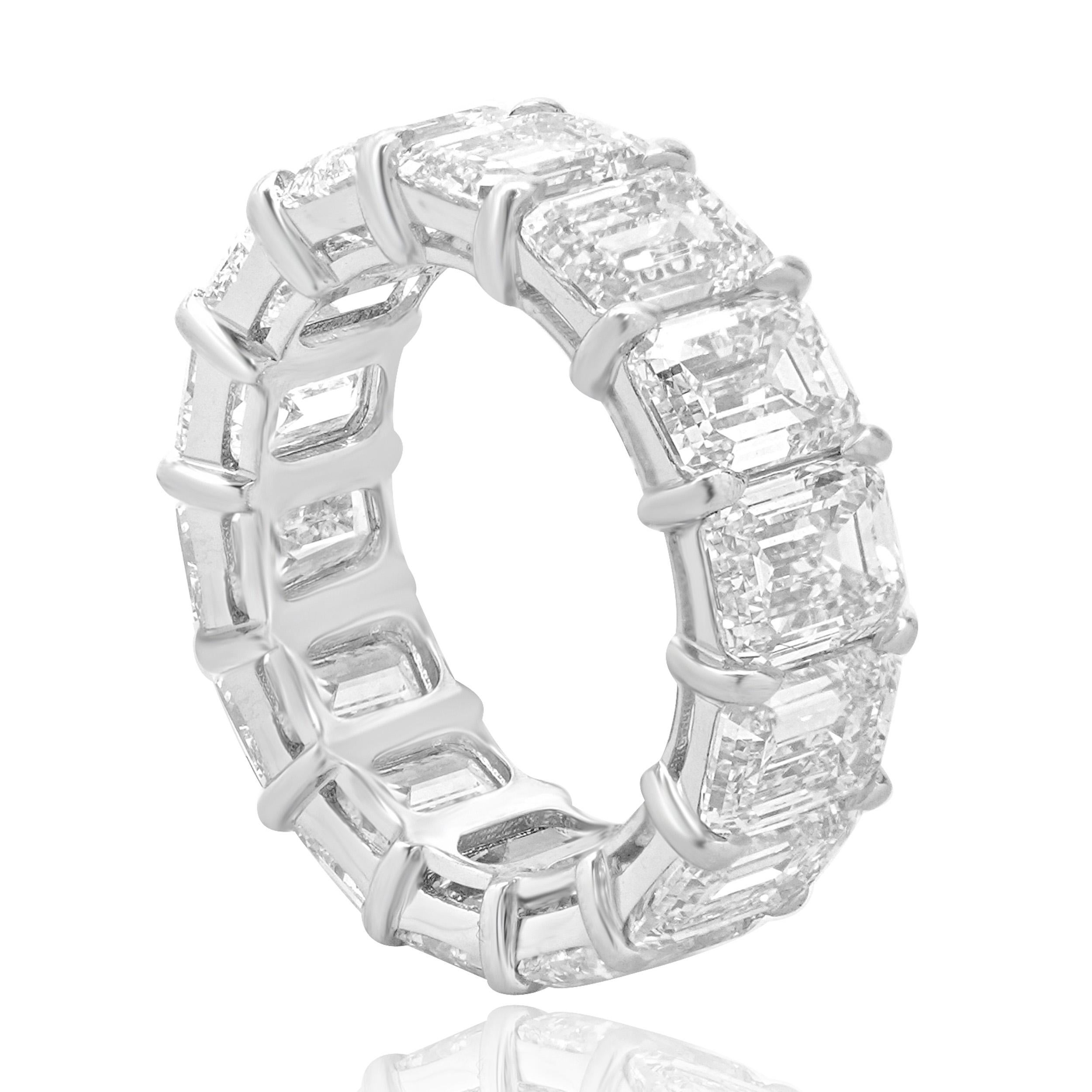 Platin Smaragdschliff Diamant Eternity Band im Zustand „Hervorragend“ im Angebot in Scottsdale, AZ