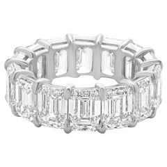 Anillo de eternidad de platino con diamante talla esmeralda
