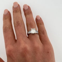 Anillo de Platino con Diamante talla Esmeralda - Centro de 2,14ct con Hombro de Diamante Baguette