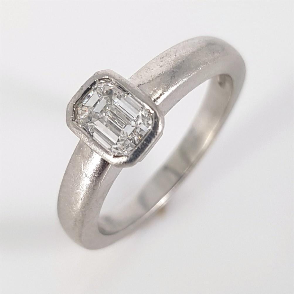 Platinum Emerald Cut Diamond Ring In Excellent Condition For Sale In Cape Town, ZA