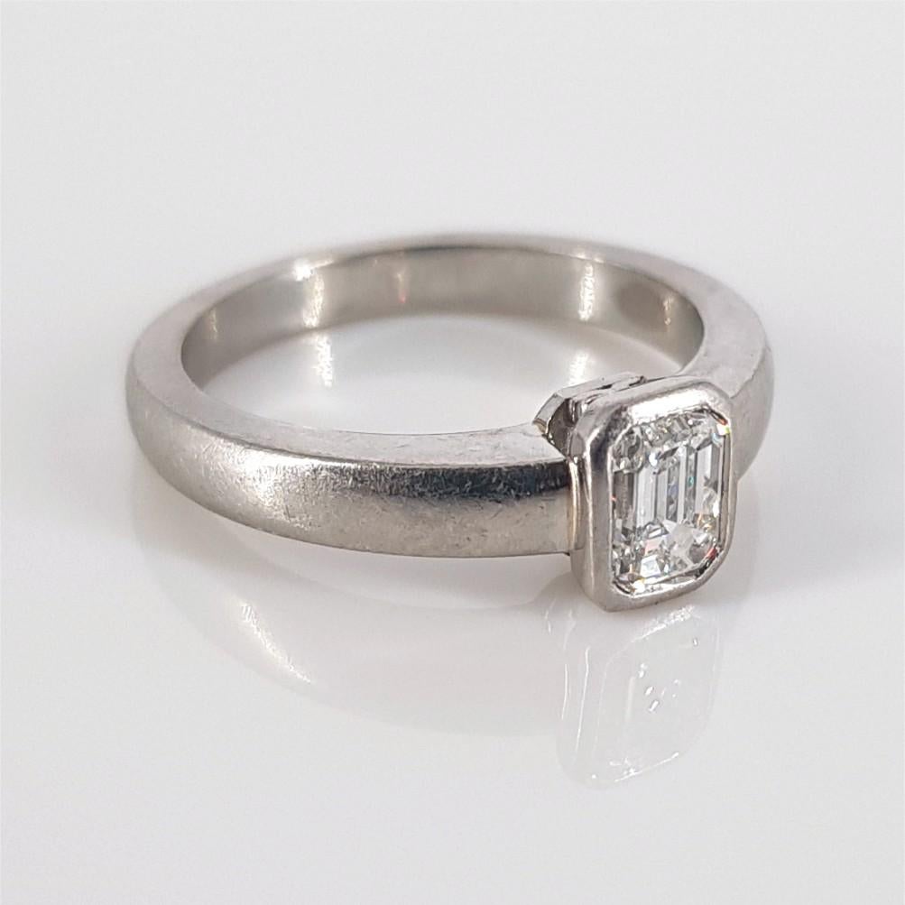 Platin Smaragdschliff Diamantring für Damen oder Herren im Angebot
