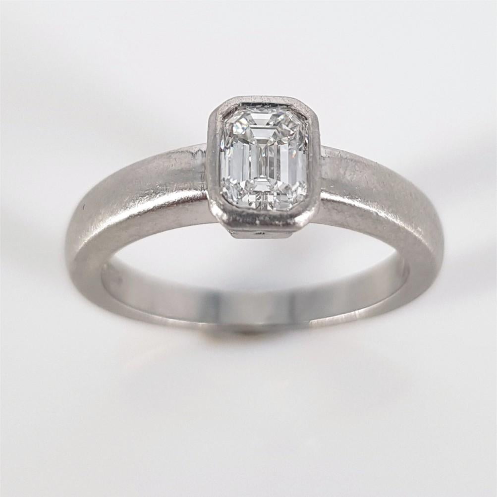 Platin Smaragdschliff Diamantring im Angebot 3