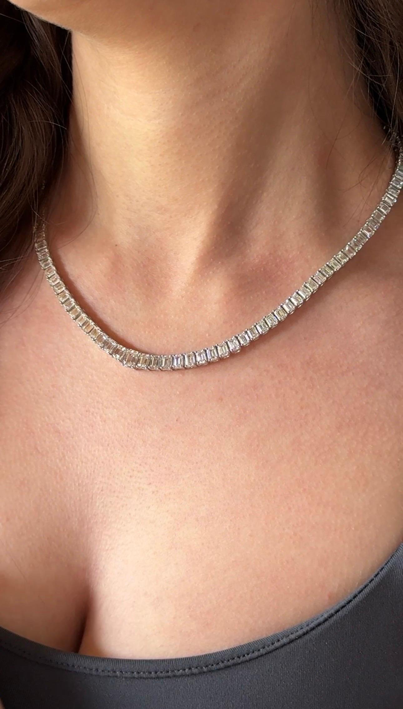 Collier de tennis en platine à diamants taillés en émeraude  33,17 carats  Exclusivité 1stDibs

Offrez-vous une sophistication intemporelle avec cet époustouflant collier de tennis en diamants taille émeraude, une pièce d'apparat raffinée fabriquée