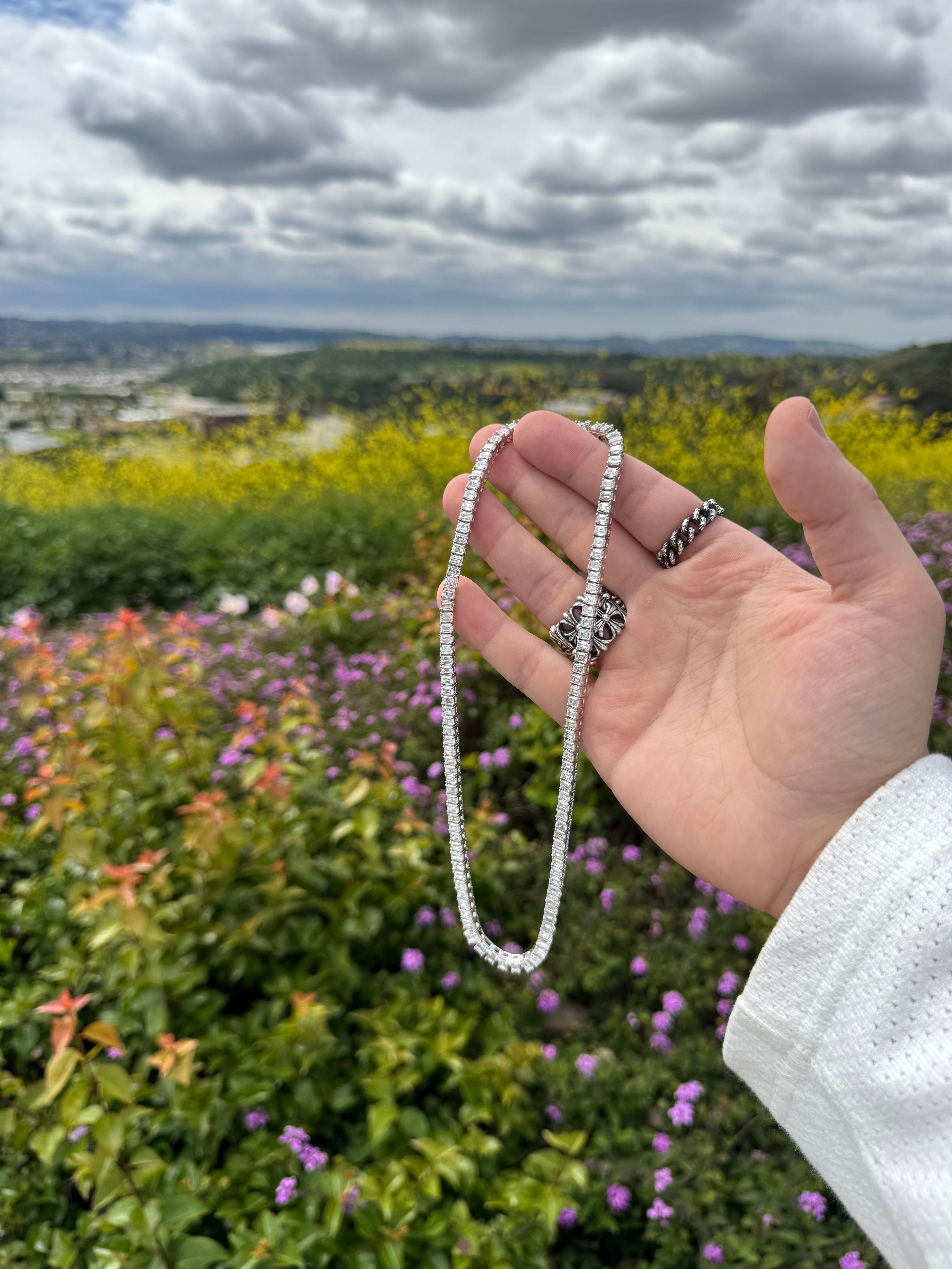 Collier tennis en platine avec diamants taille émeraude 33,17 carats Excellent état - En vente à Los Angeles, CA
