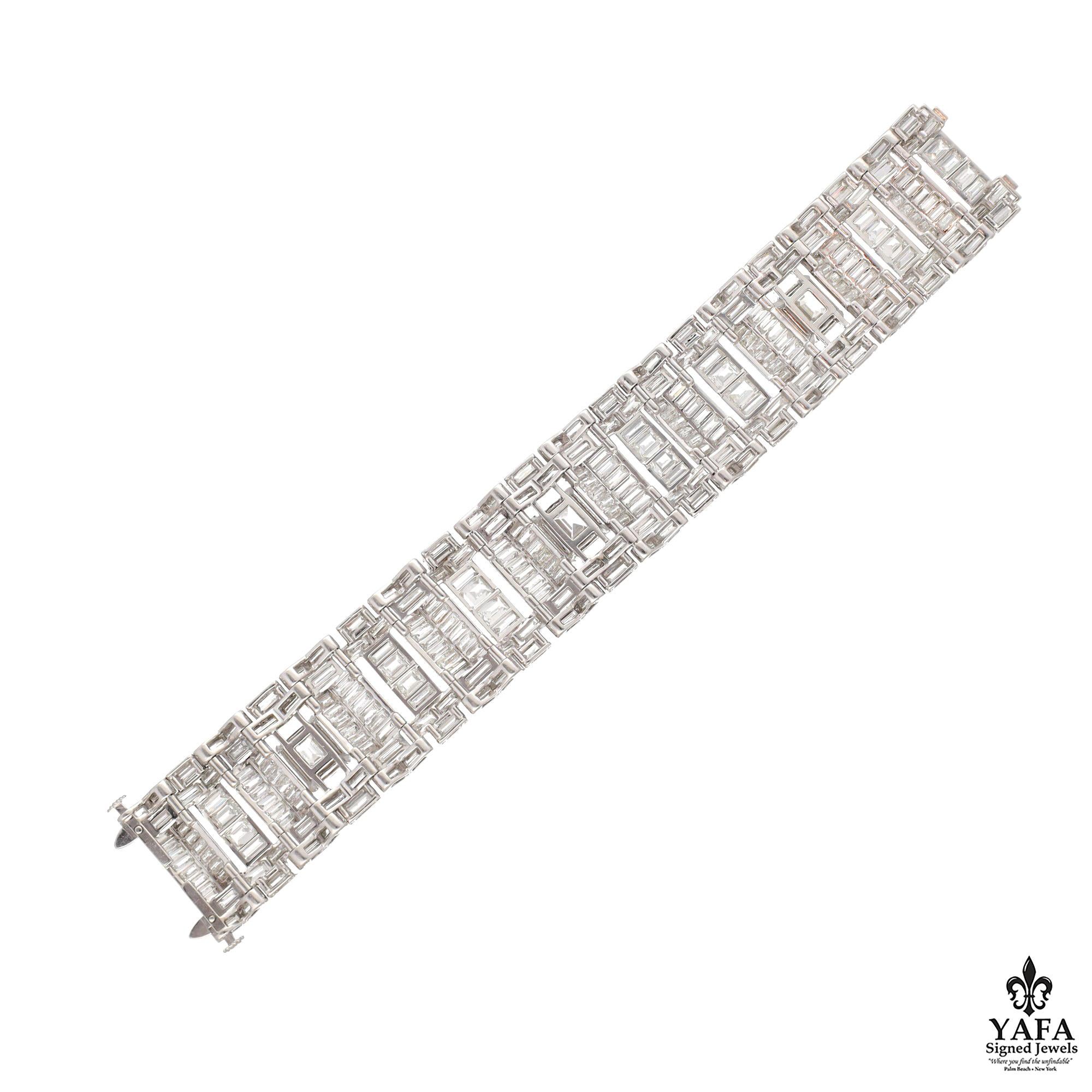 Platinum Emerald Cut Diamonds Bracelet In Excellent Condition For Sale In New York, NY
